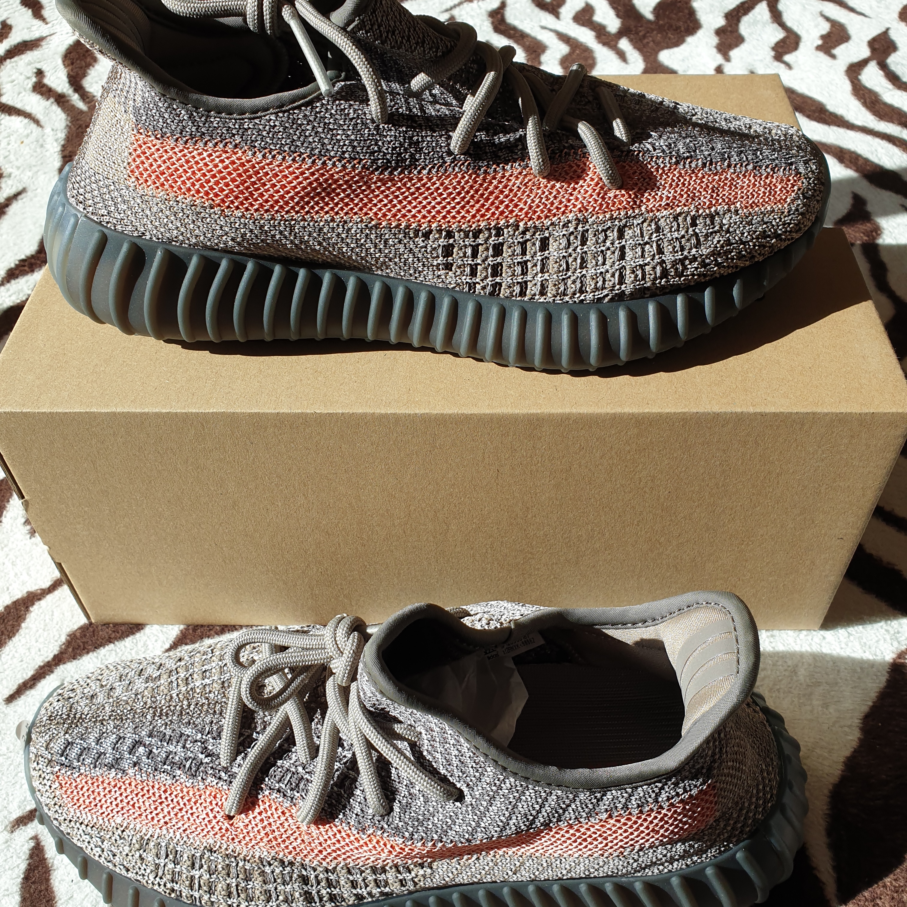 Adidas Yeezy Boost 350 V2 Ash Stone 착용 스타일