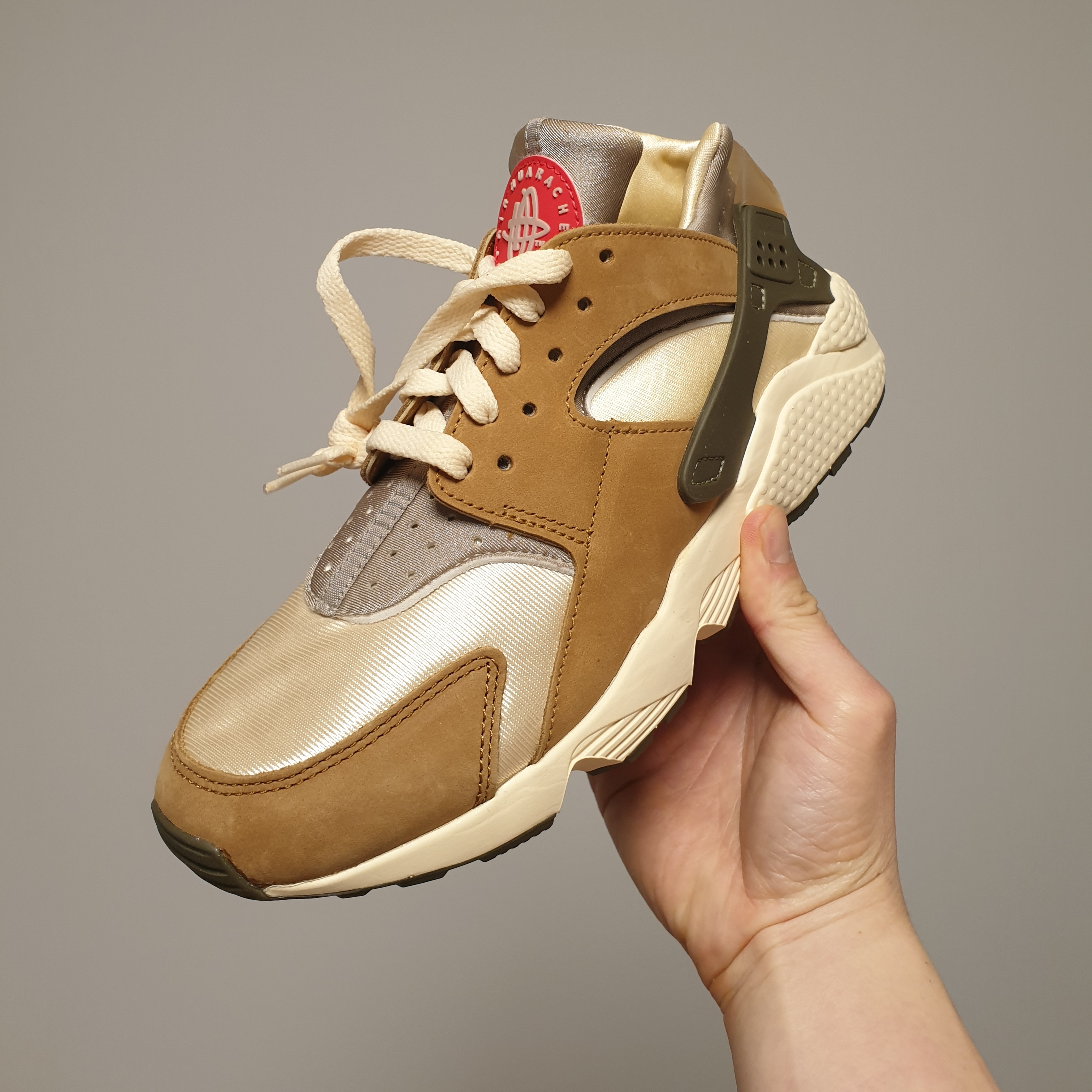 Nike x Stussy Air Huarache LE Desert Oak 착용 스타일 - 1