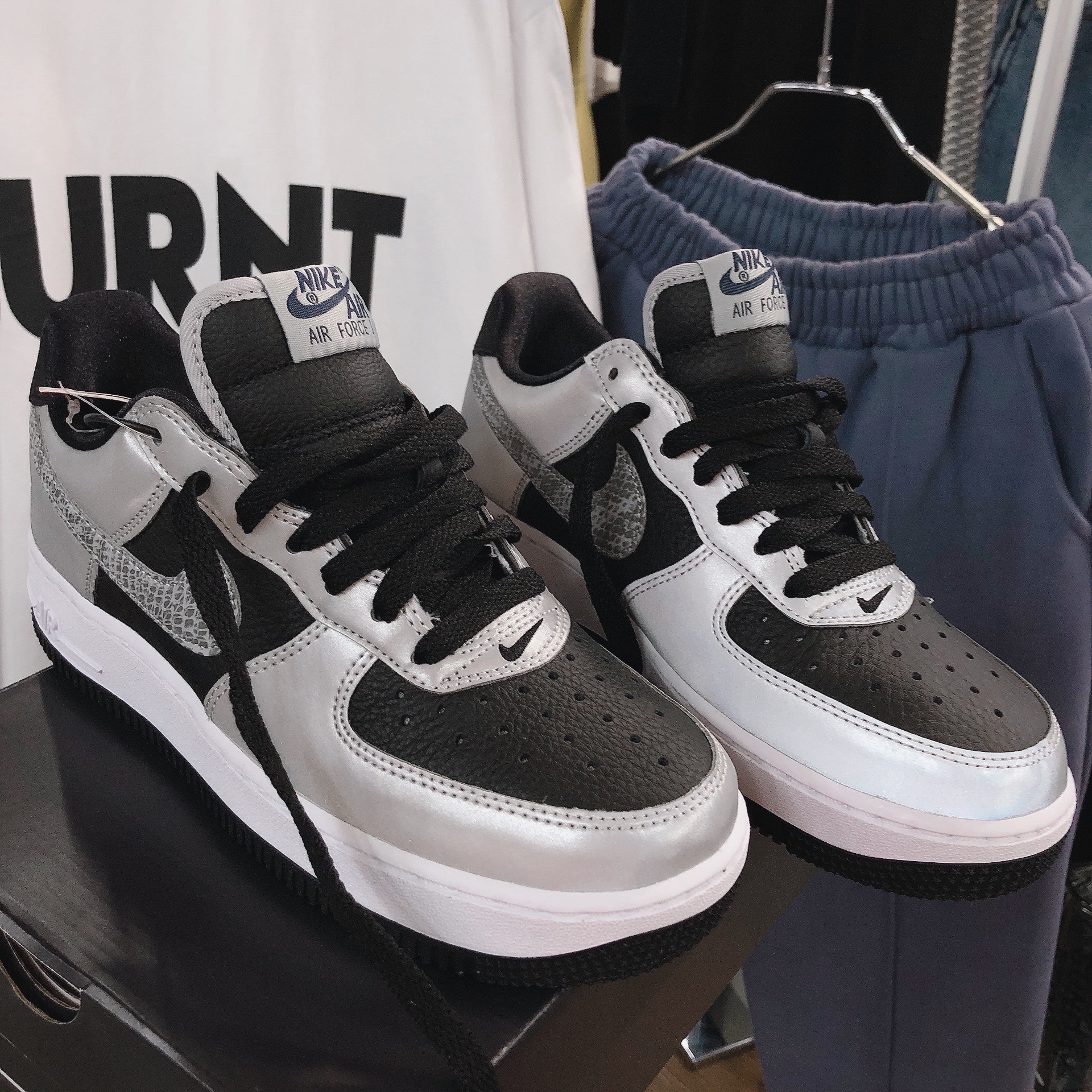 Nike Air Force 1 B Silver Snake 착용 스타일 - 4
