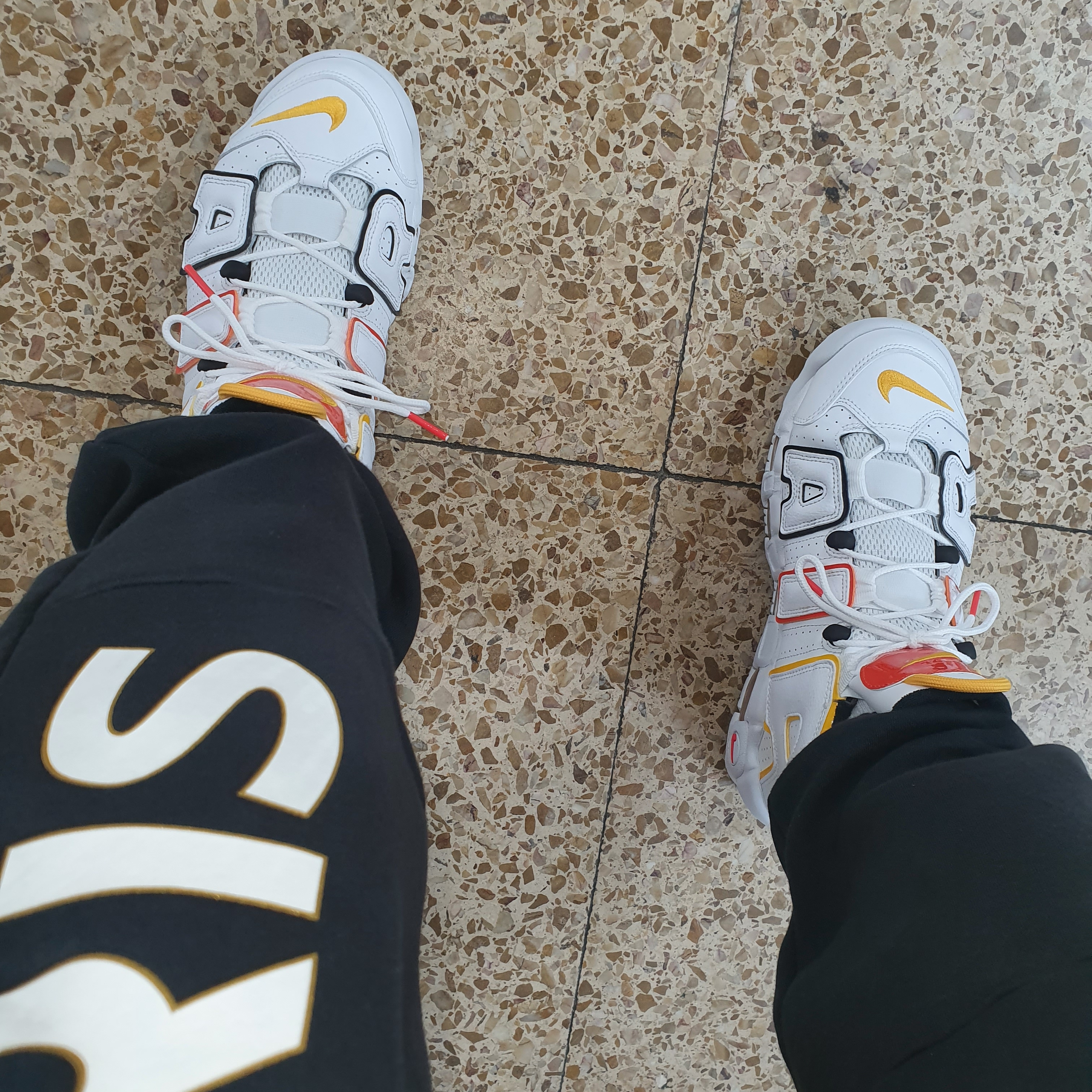 Nike Air More Uptempo Rayguns, Jordan x Paris Saint-Germain Wing Pants Black White 착용 스타일 - 1