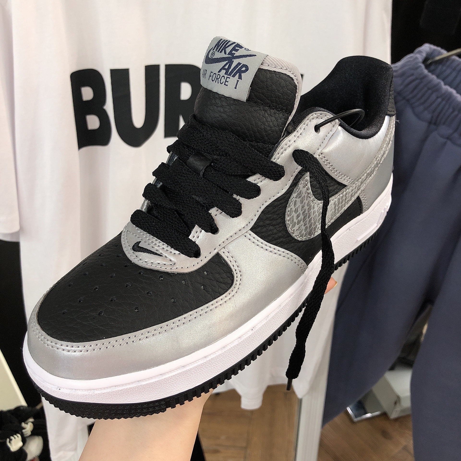 Nike Air Force 1 B Silver Snake 착용 스타일 - 1