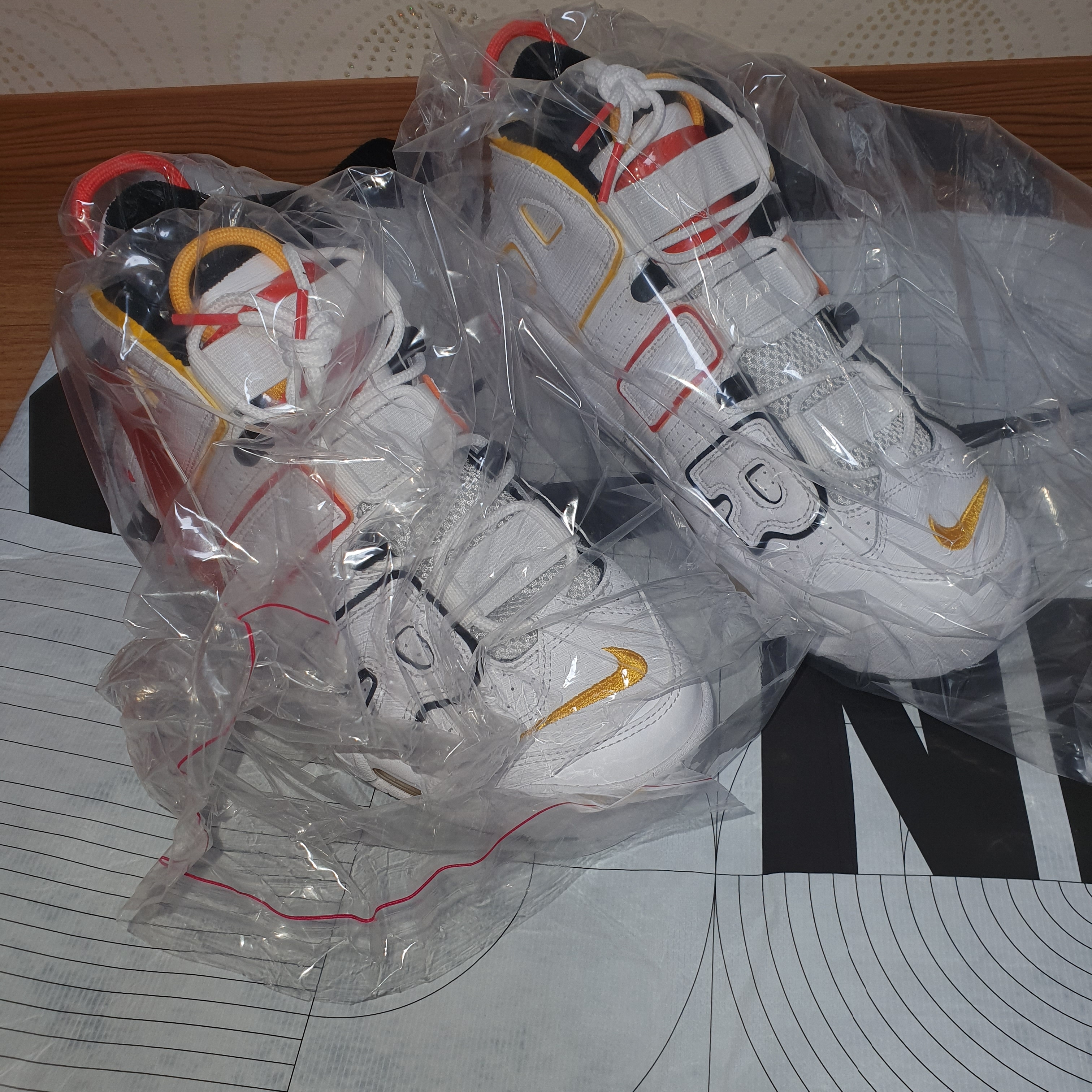 Nike Air More Uptempo Rayguns 착용 스타일 - 1