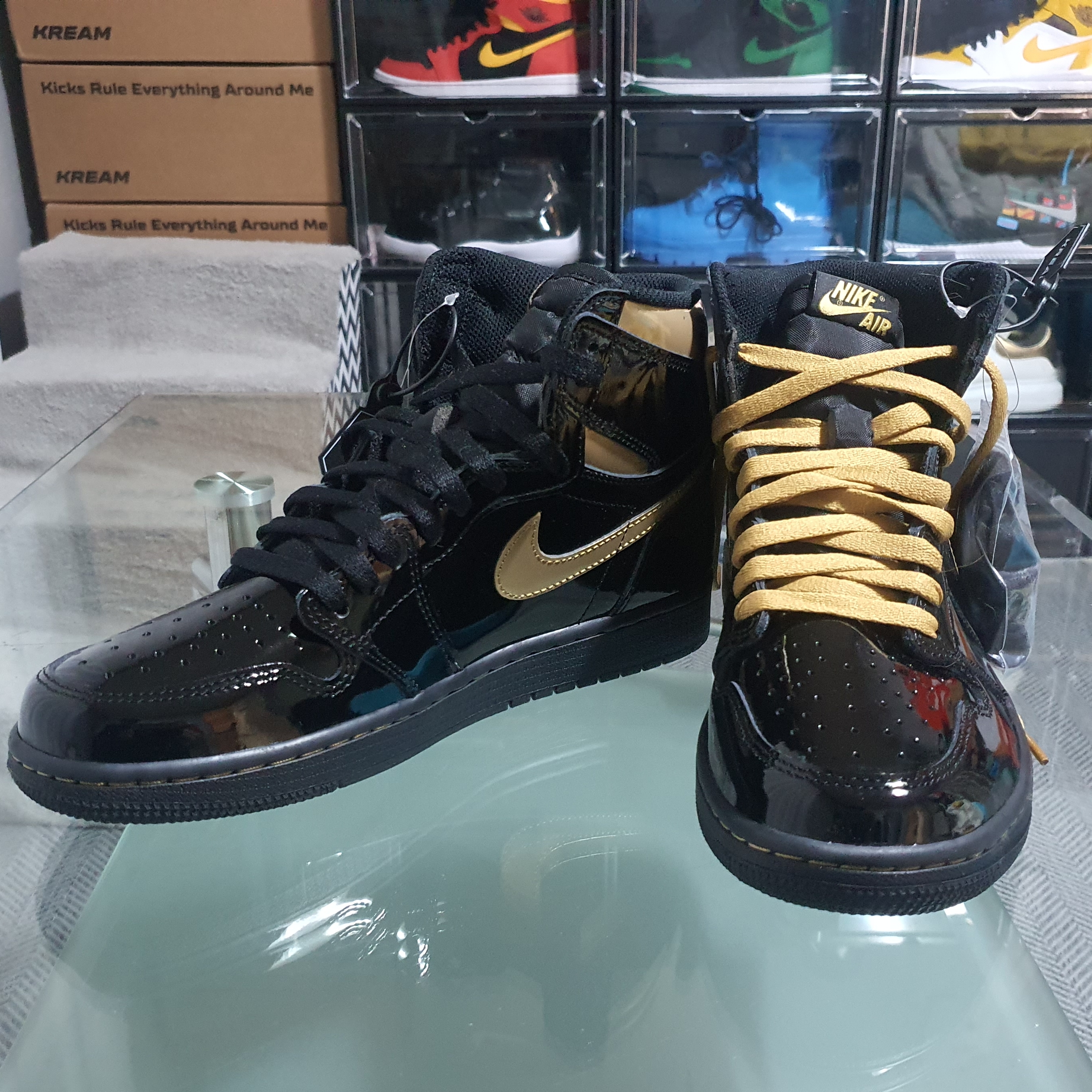 Jordan 1 Retro High OG Metallic Gold 착용 스타일 - 2
