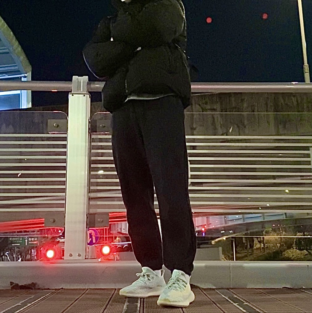 Adidas Yeezy Boost 350 V2 Cloud White - Non-Reflective 착용 스타일