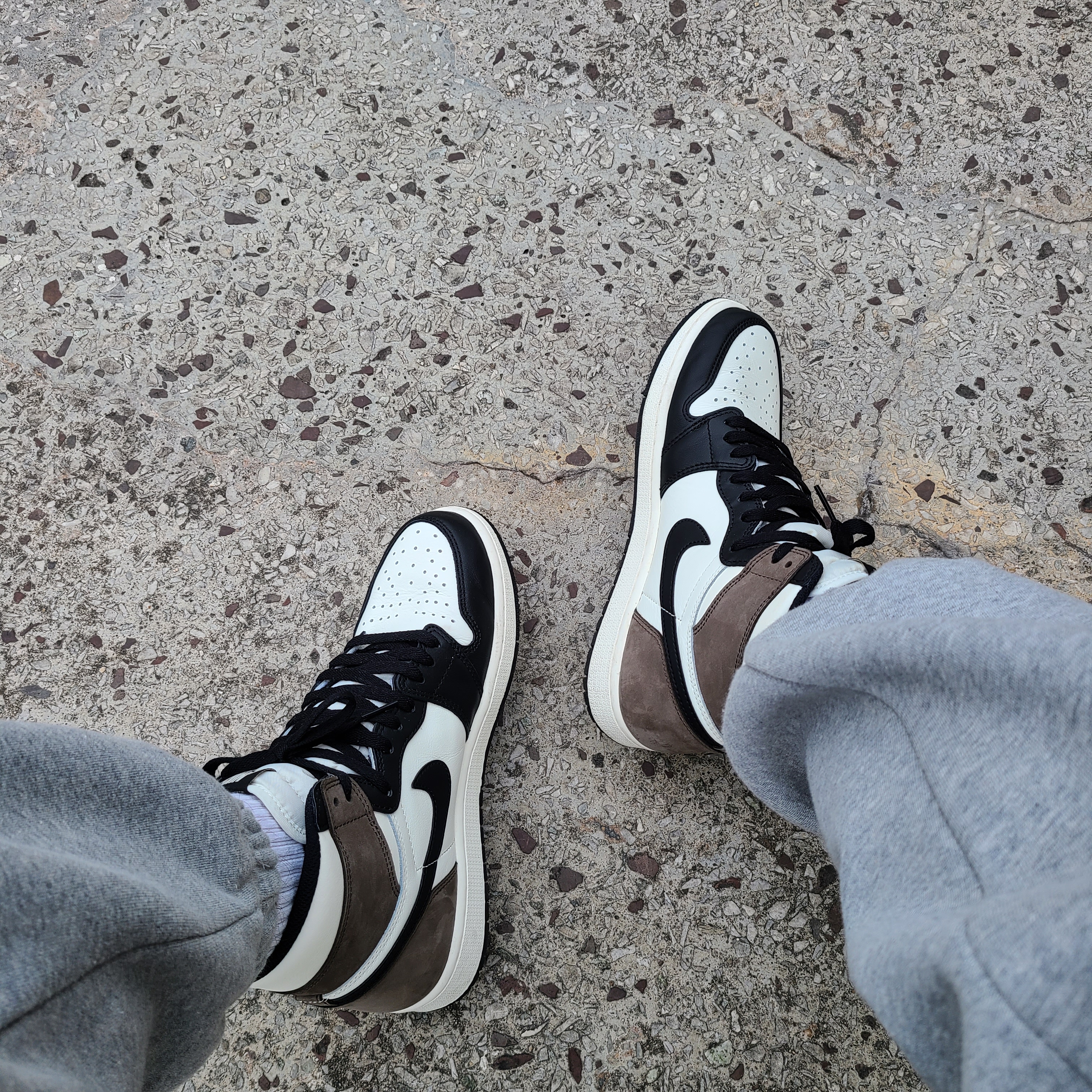 Jordan 1 Retro High OG Black Mocha, Jordan 1 Mid Light Smoke Grey 착용 스타일 - 1