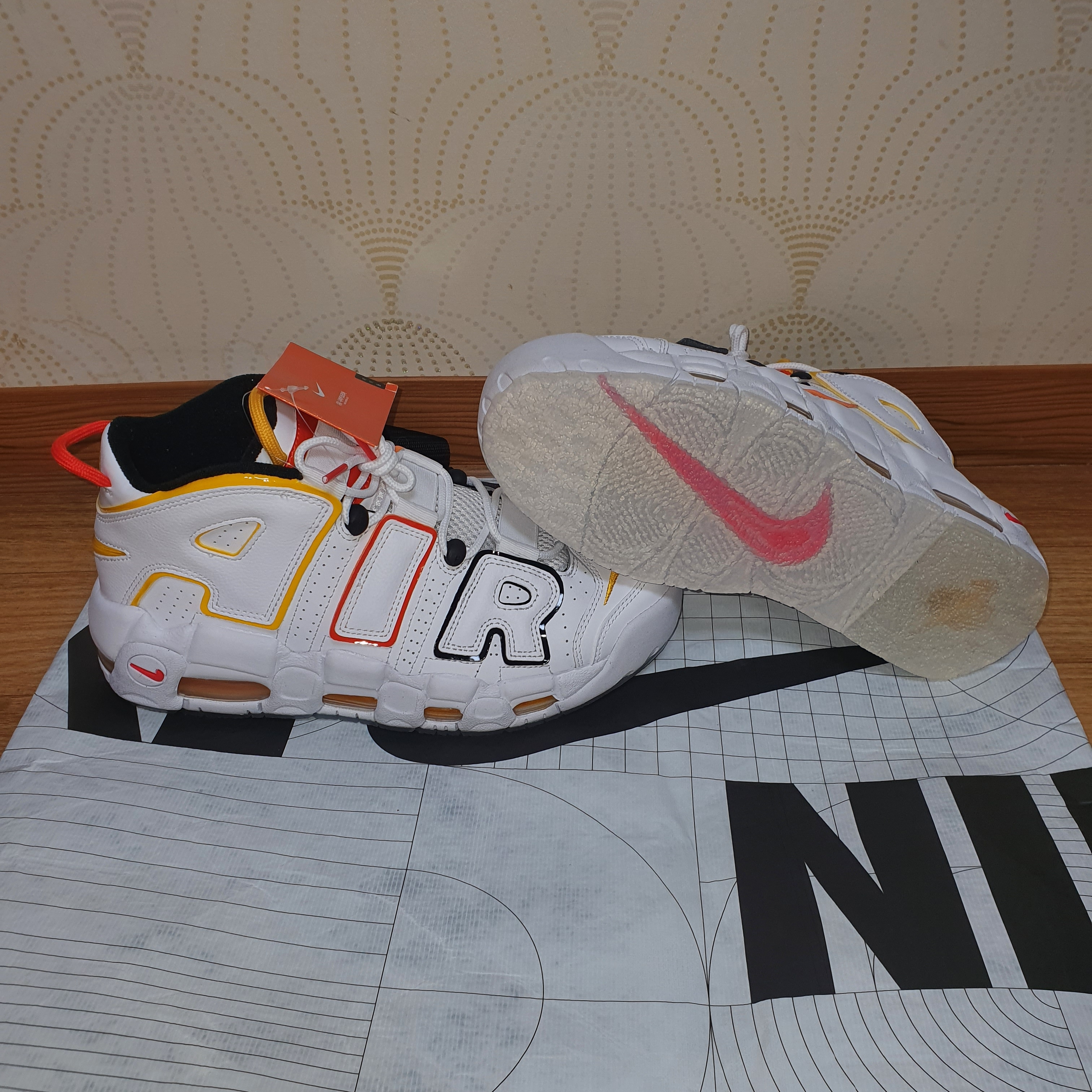 Nike Air More Uptempo Rayguns 착용 스타일 - 3
