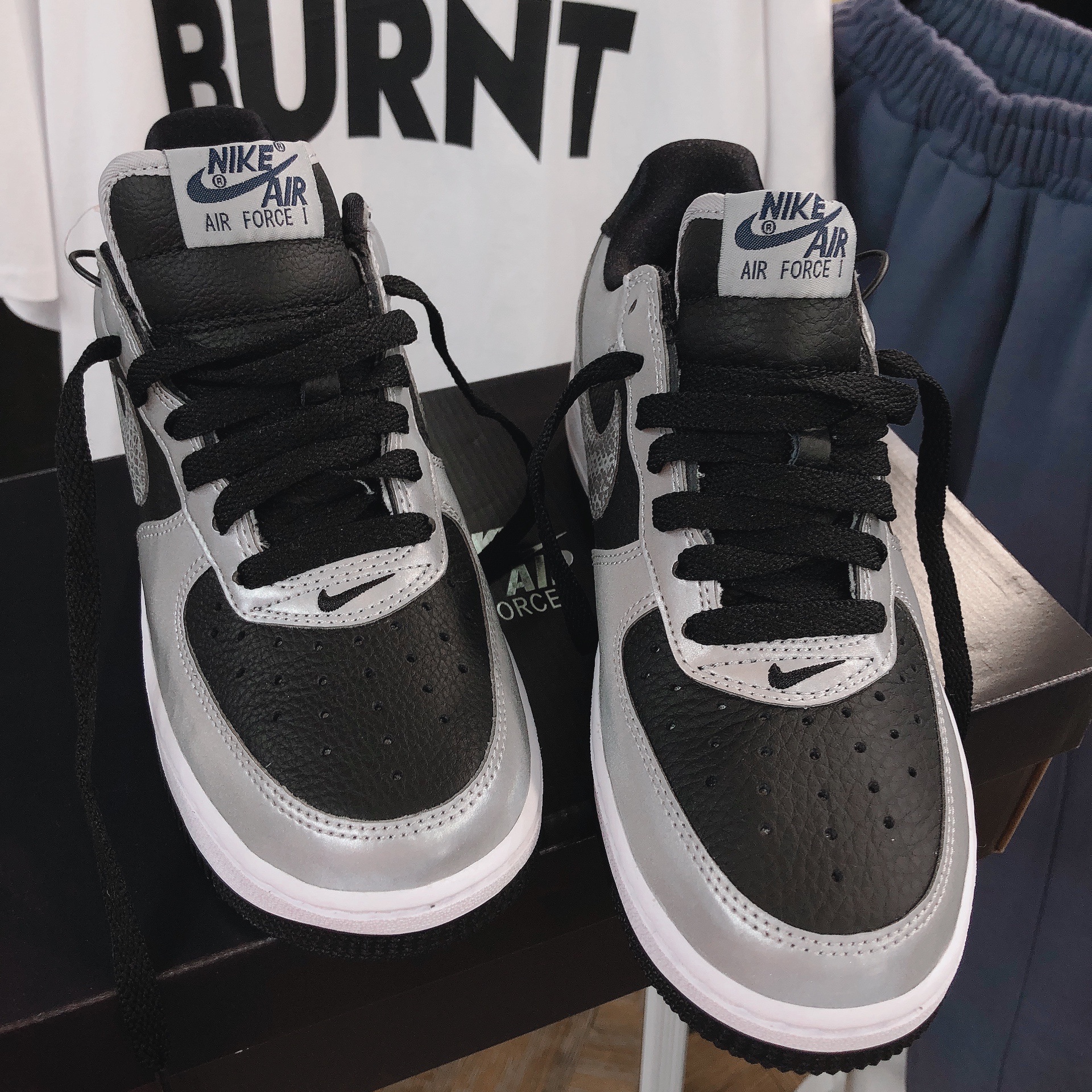 Nike Air Force 1 B Silver Snake 착용 스타일 - 3