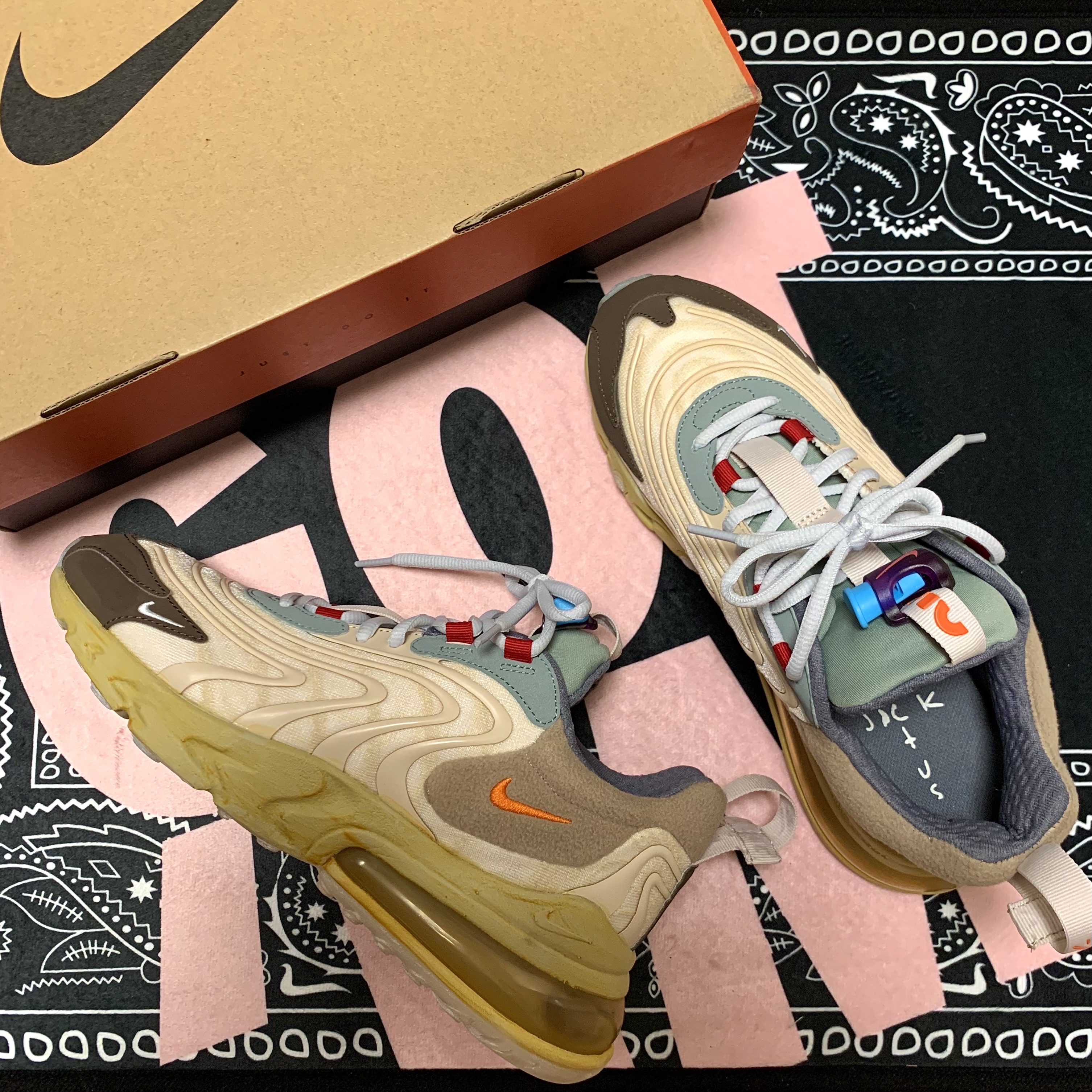 Nike x Travis Scott Air Max 270 React Cactus Trails 착용 스타일