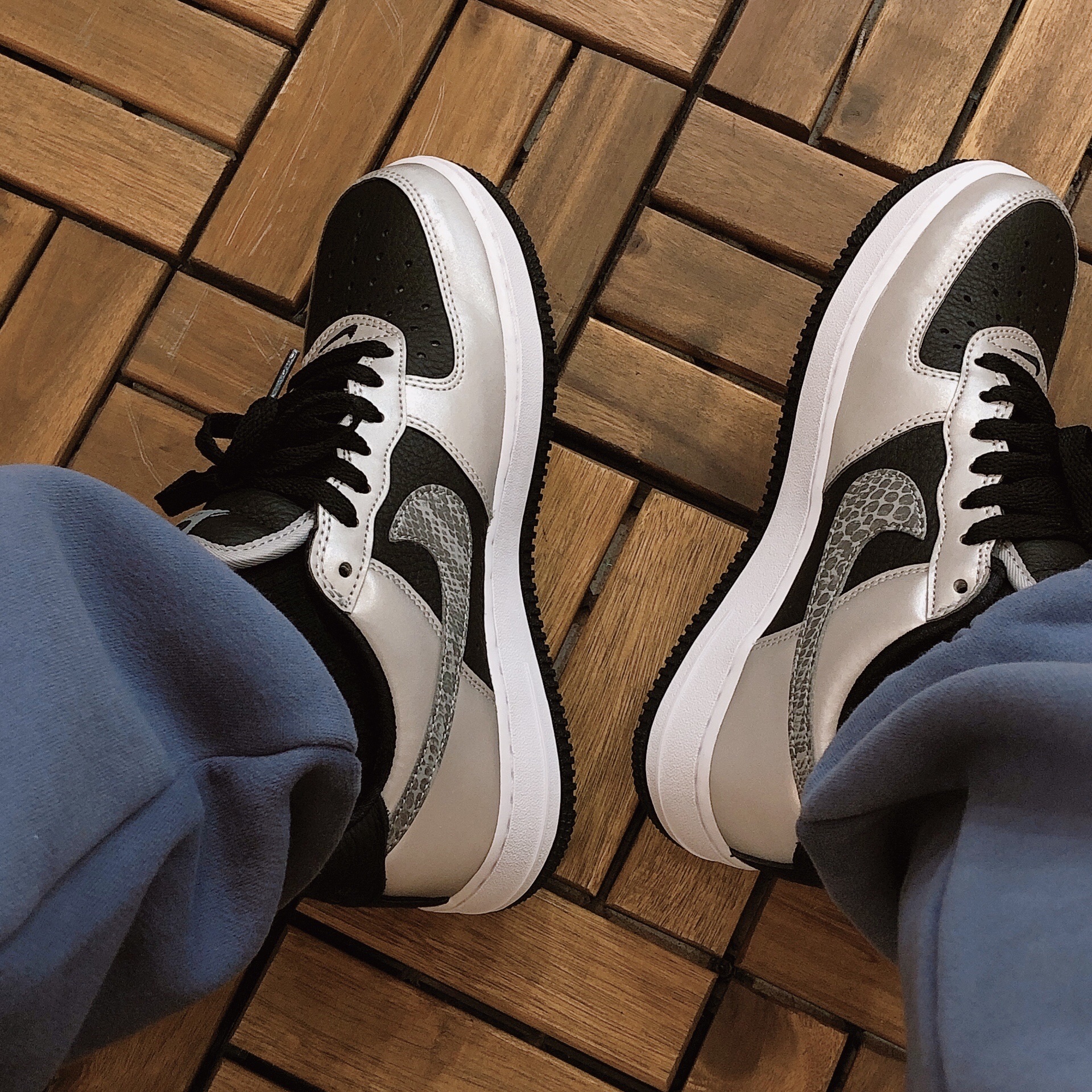 Nike Air Force 1 B Silver Snake 착용 스타일