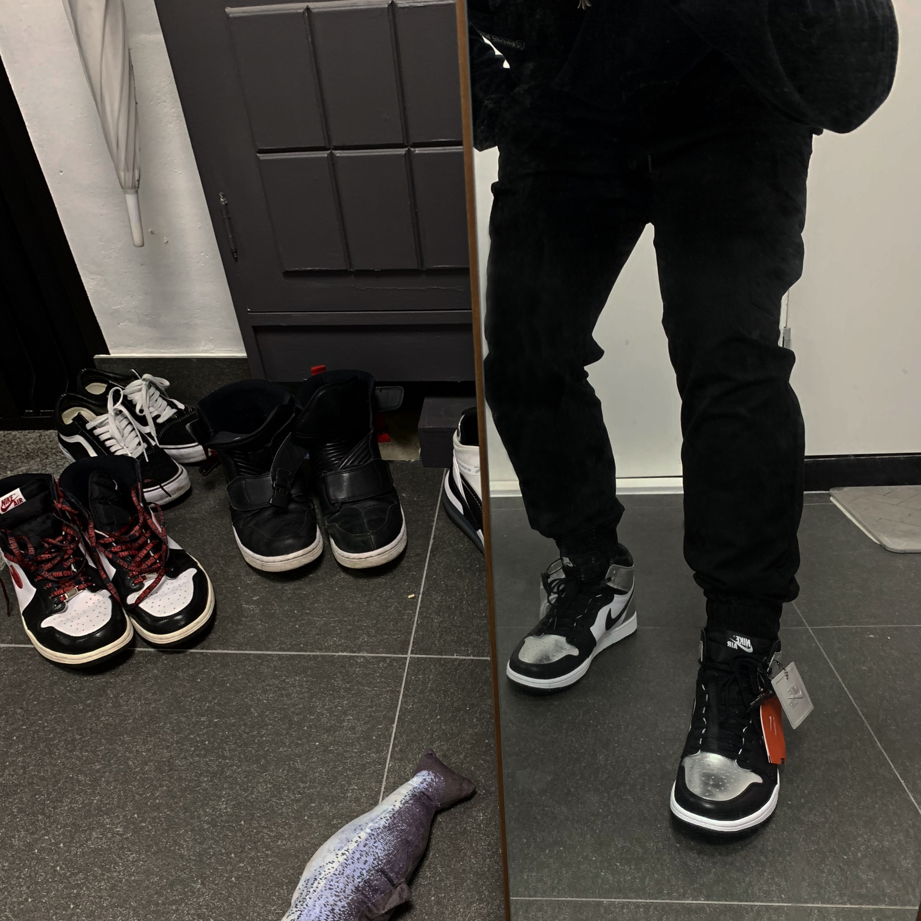 (W) Jordan 1 Retro High OG Silver Toe, Jordan 1 Retro High OG Gym Red 착용 스타일 - 3