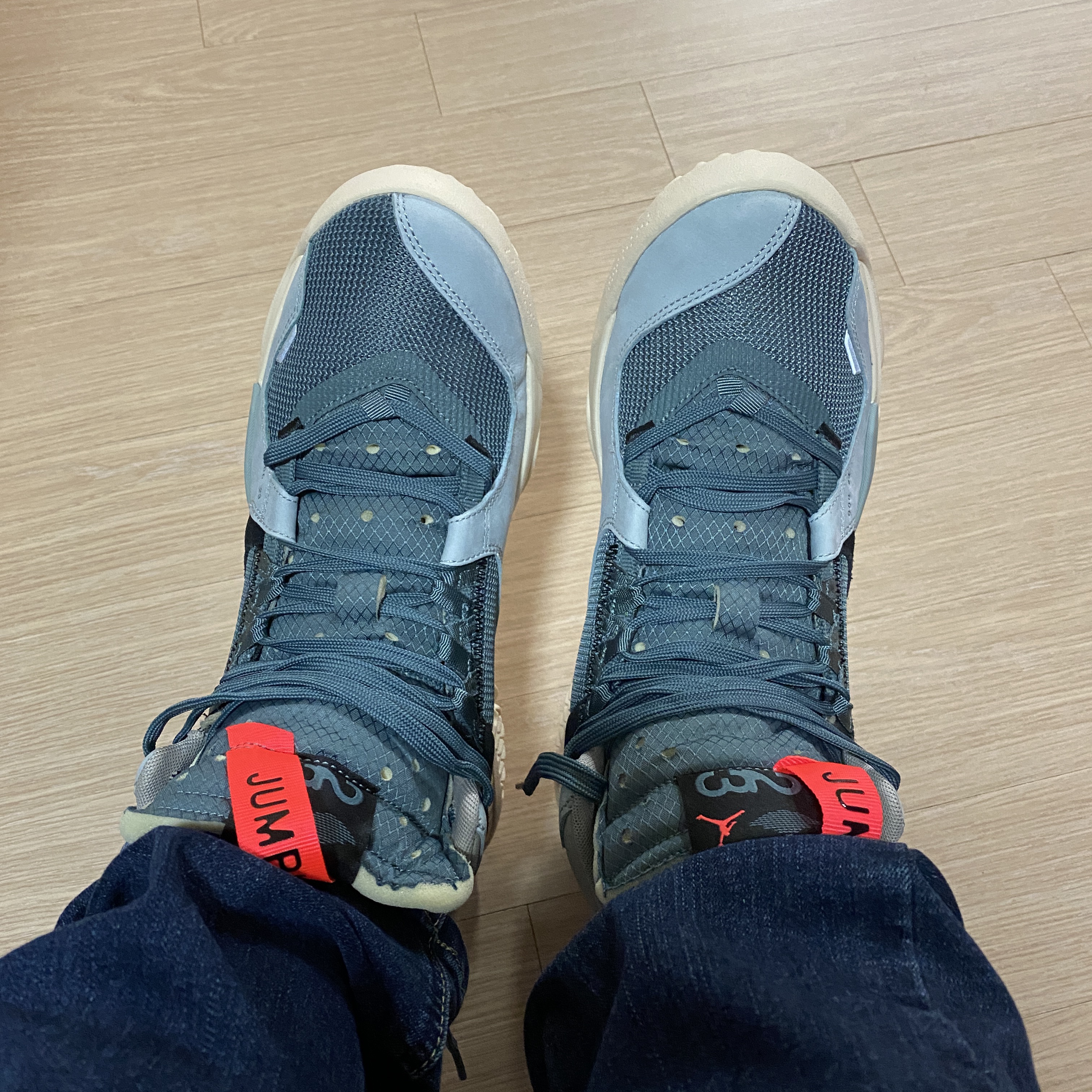 Jordan Delta Mid Hasta Bright Crimson 착용 스타일 - 3