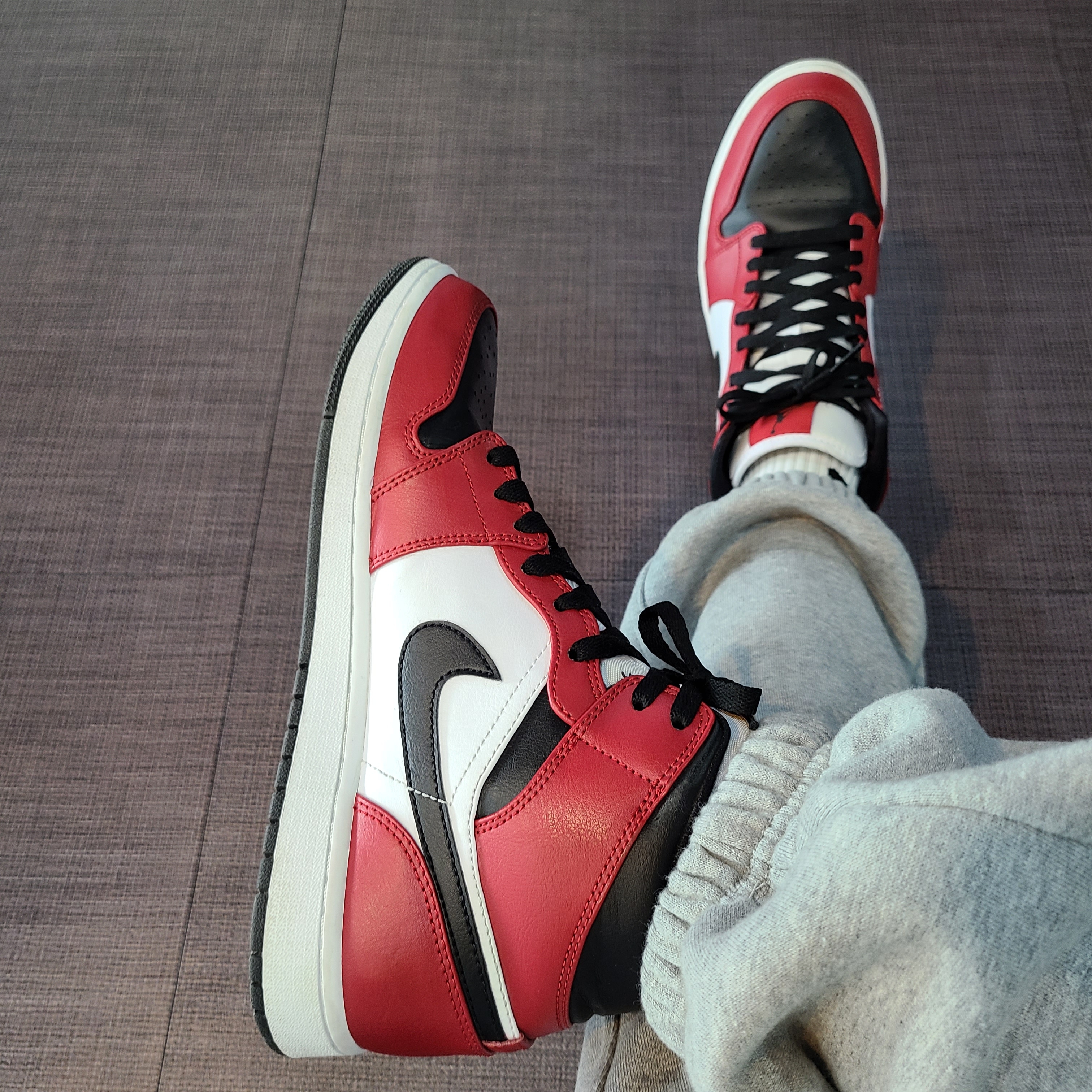 Jordan 1 Mid Chicago Black Toe 착용 스타일 - 1