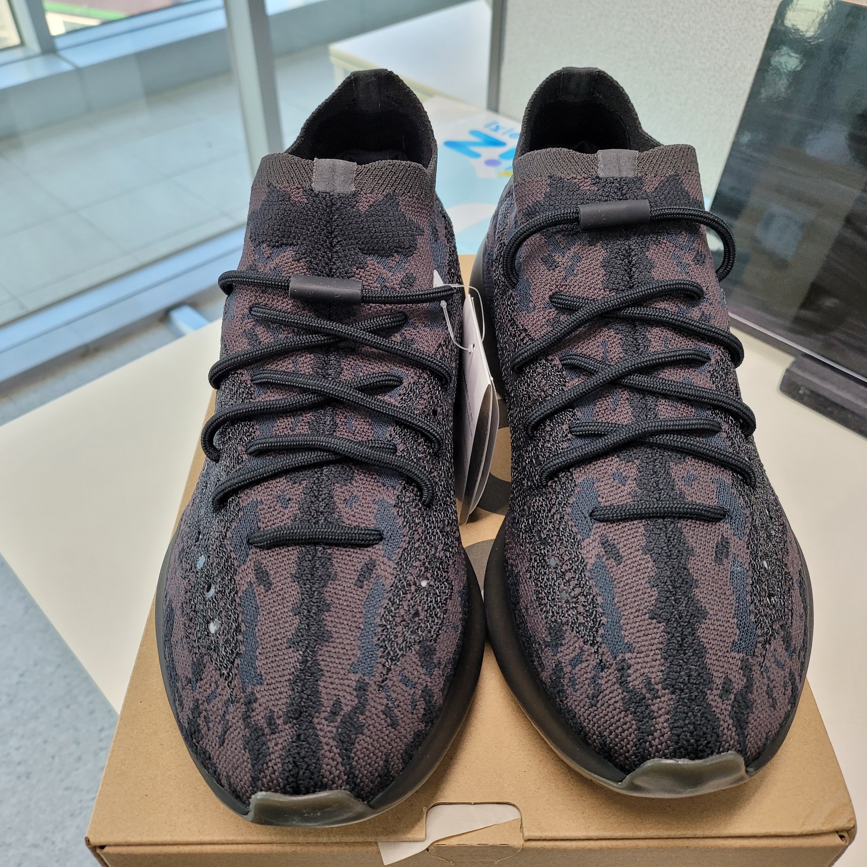 Adidas Yeezy Boost 380 Onyx - Non-Reflective 착용 스타일 - 5