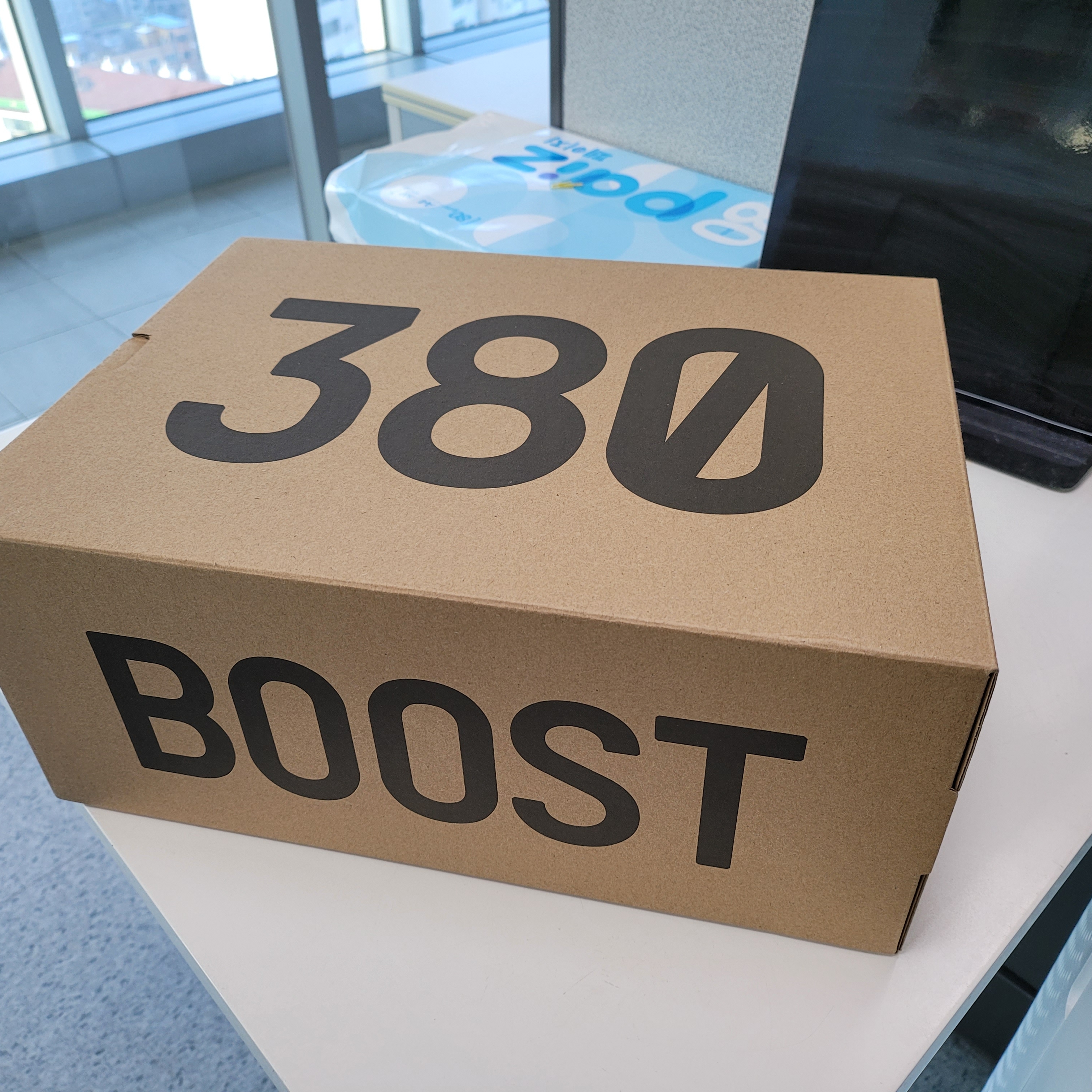 Adidas Yeezy Boost 380 Onyx - Non-Reflective 착용 스타일 - 4