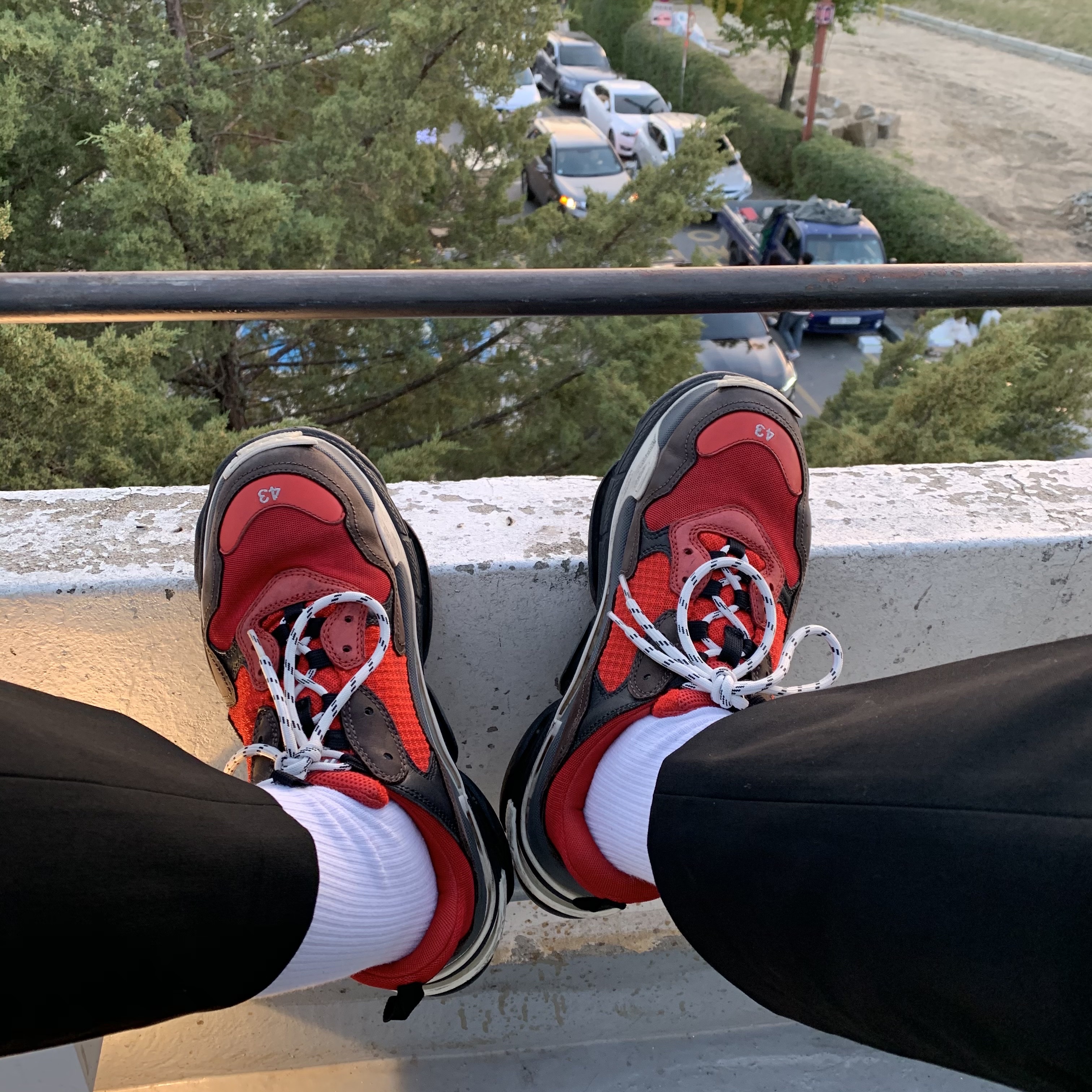 Balenciaga Triple S Red Black 2018 착용 스타일