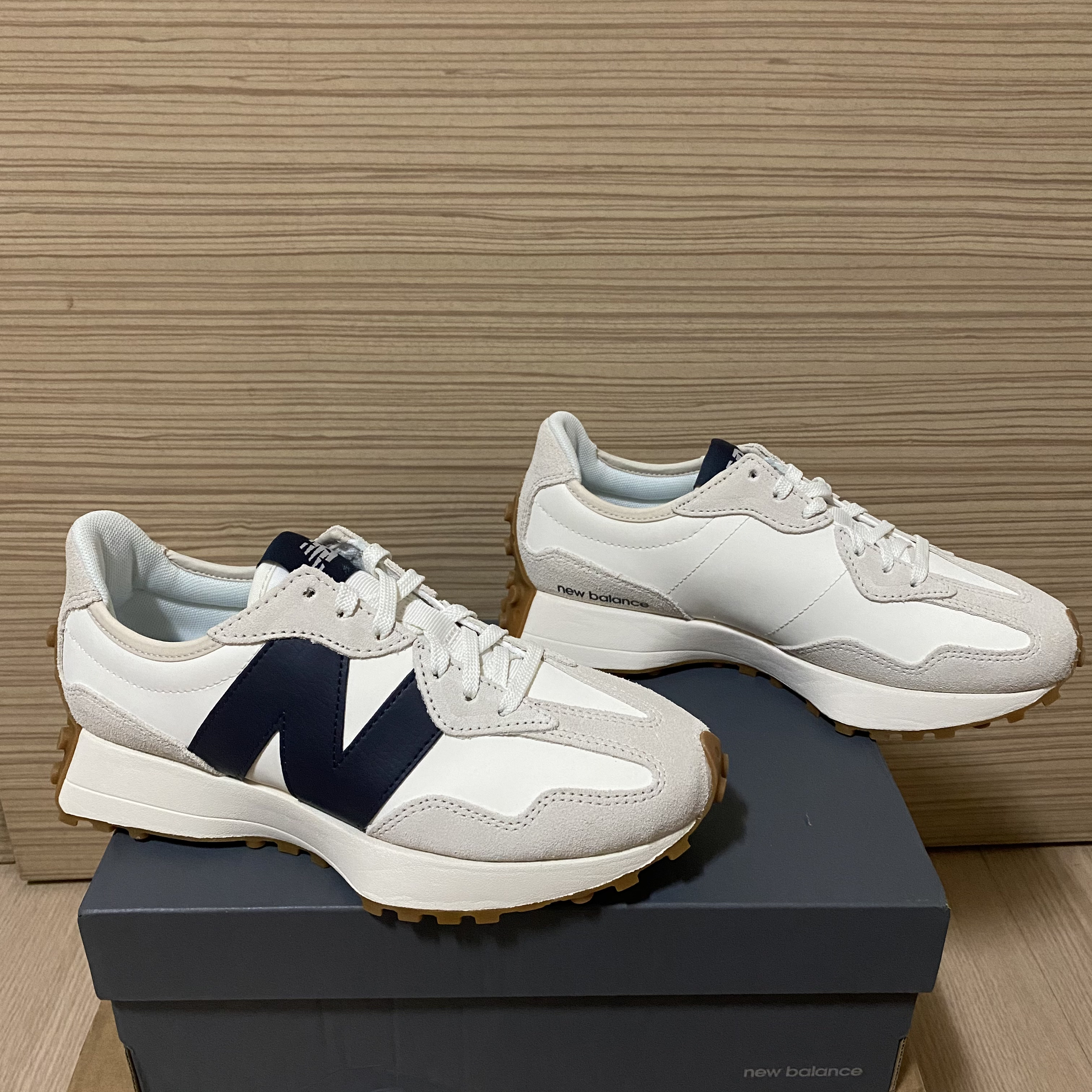 (W) New Balance 327 Beige Gum 착용 스타일