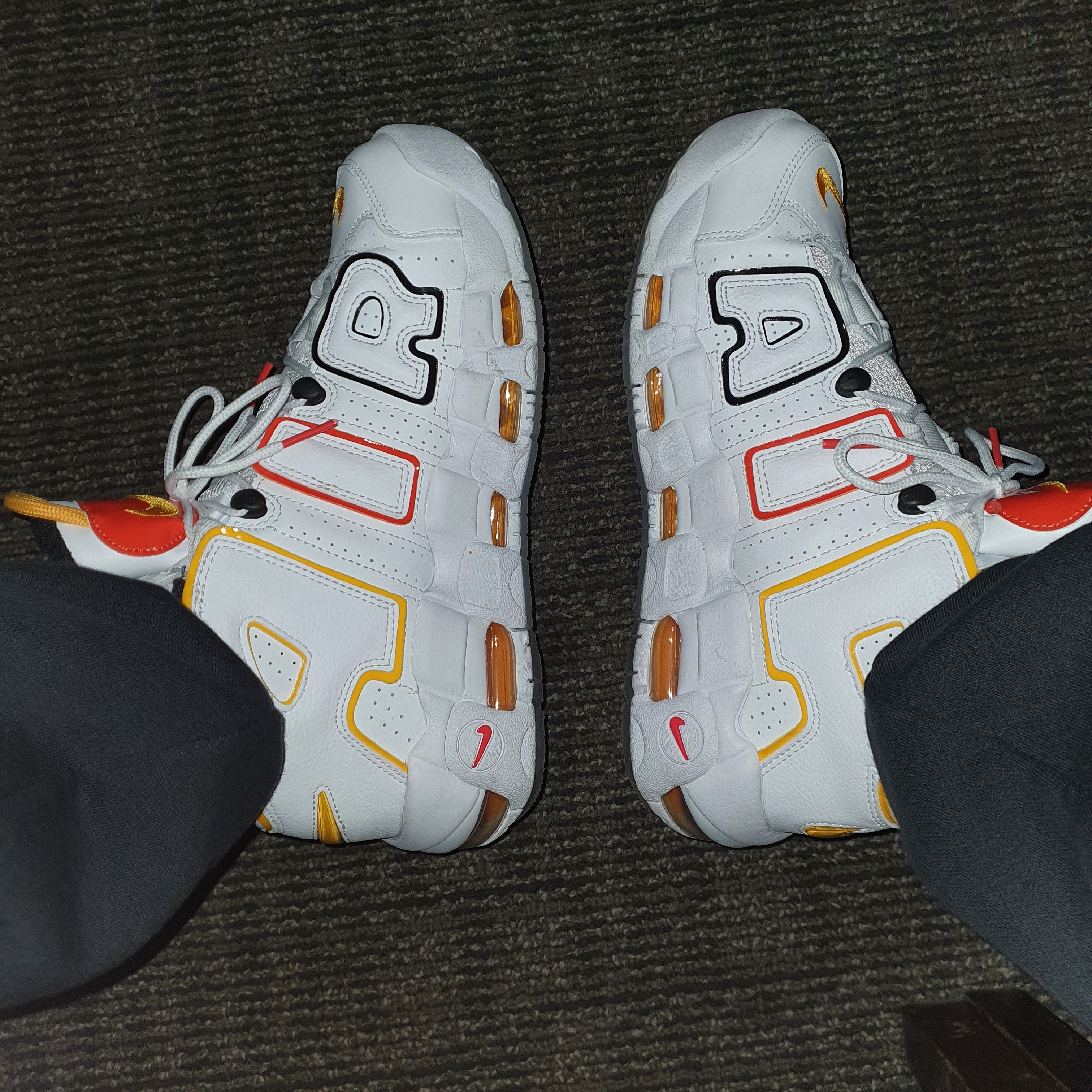 Nike Air More Uptempo Rayguns, Jordan x Paris Saint-Germain Wing Pants Black White 착용 스타일 - 2