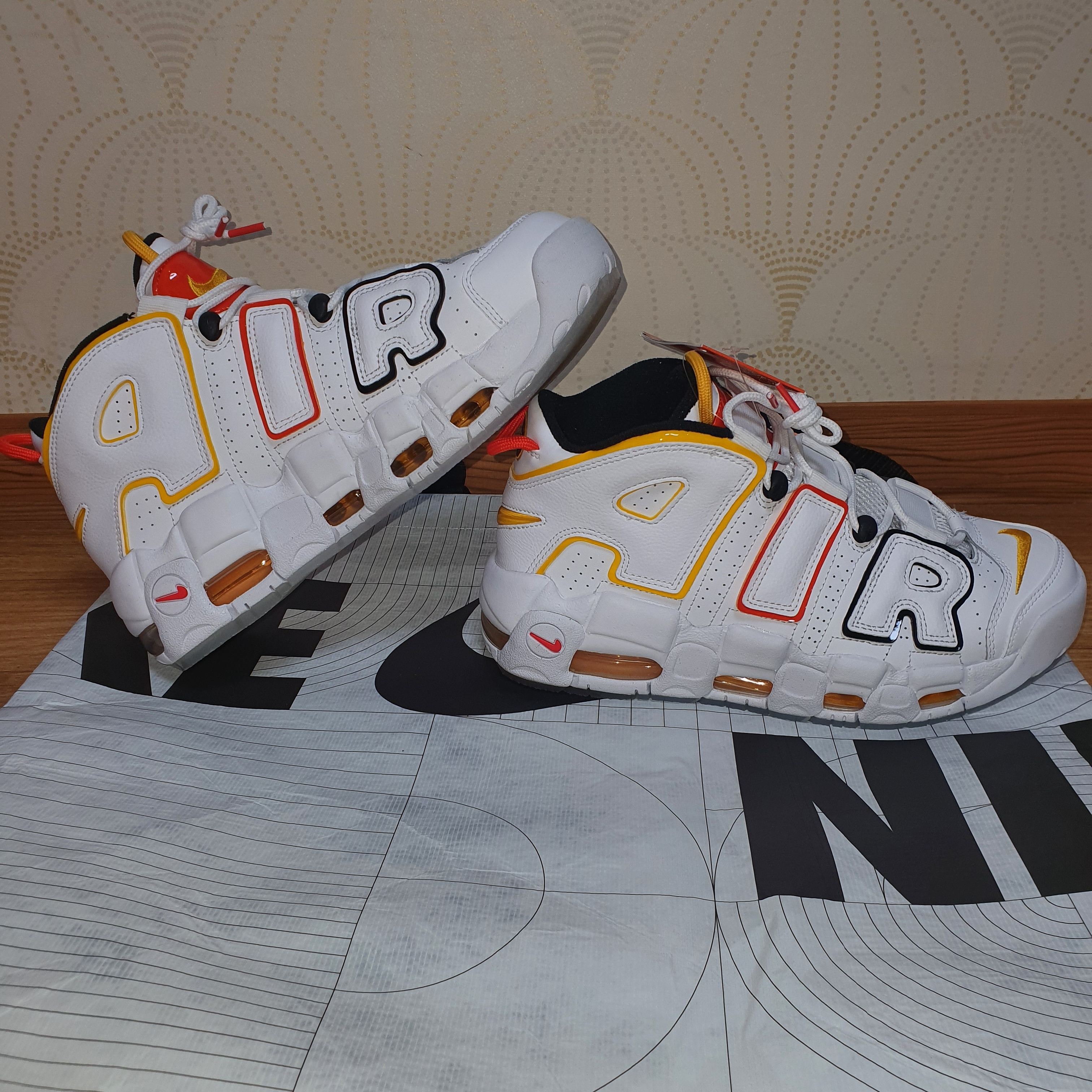 Nike Air More Uptempo Rayguns 착용 스타일 - 2