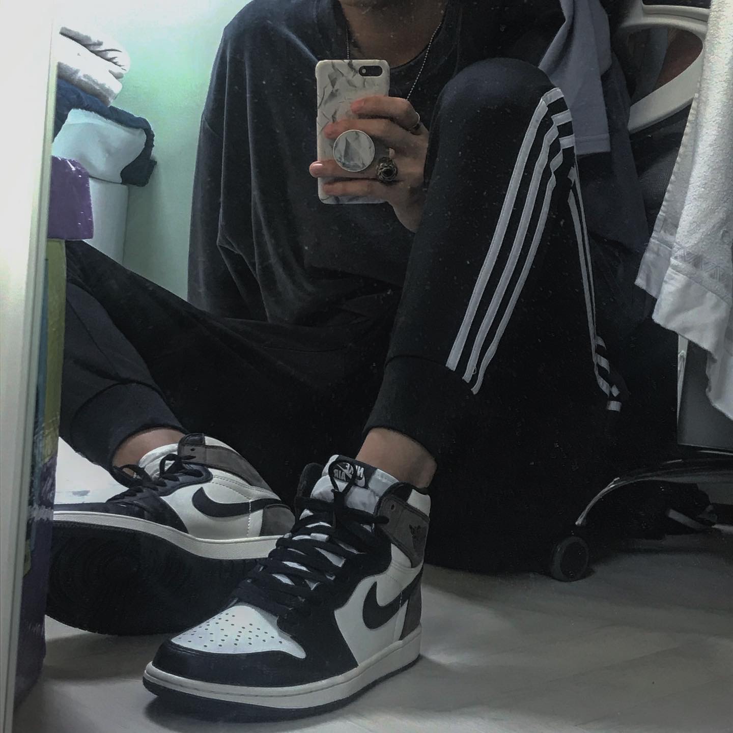 Jordan 1 Retro High OG Black Mocha 착용 스타일 - 3