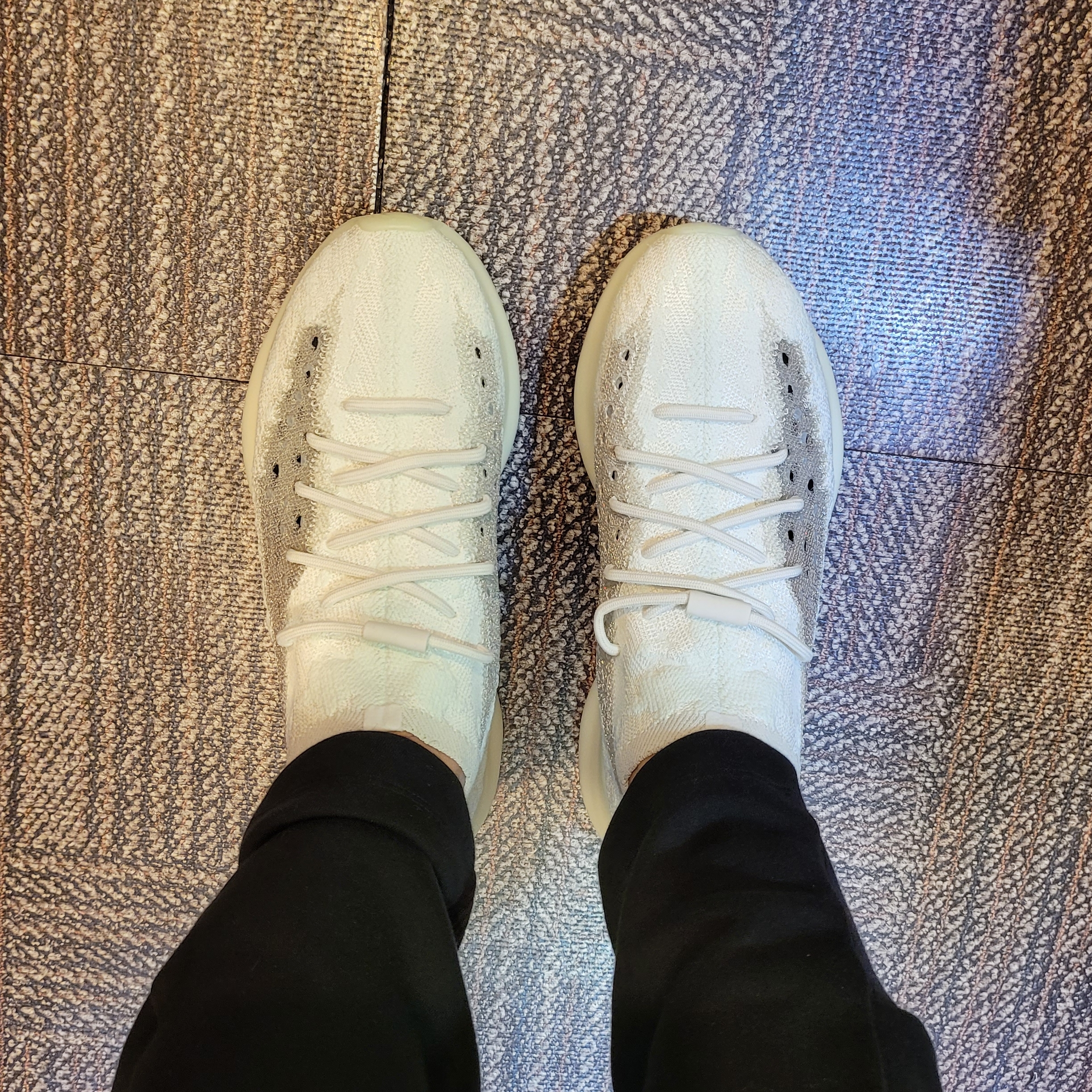 Adidas Yeezy Boost 380 Calcite Glow 착용 스타일