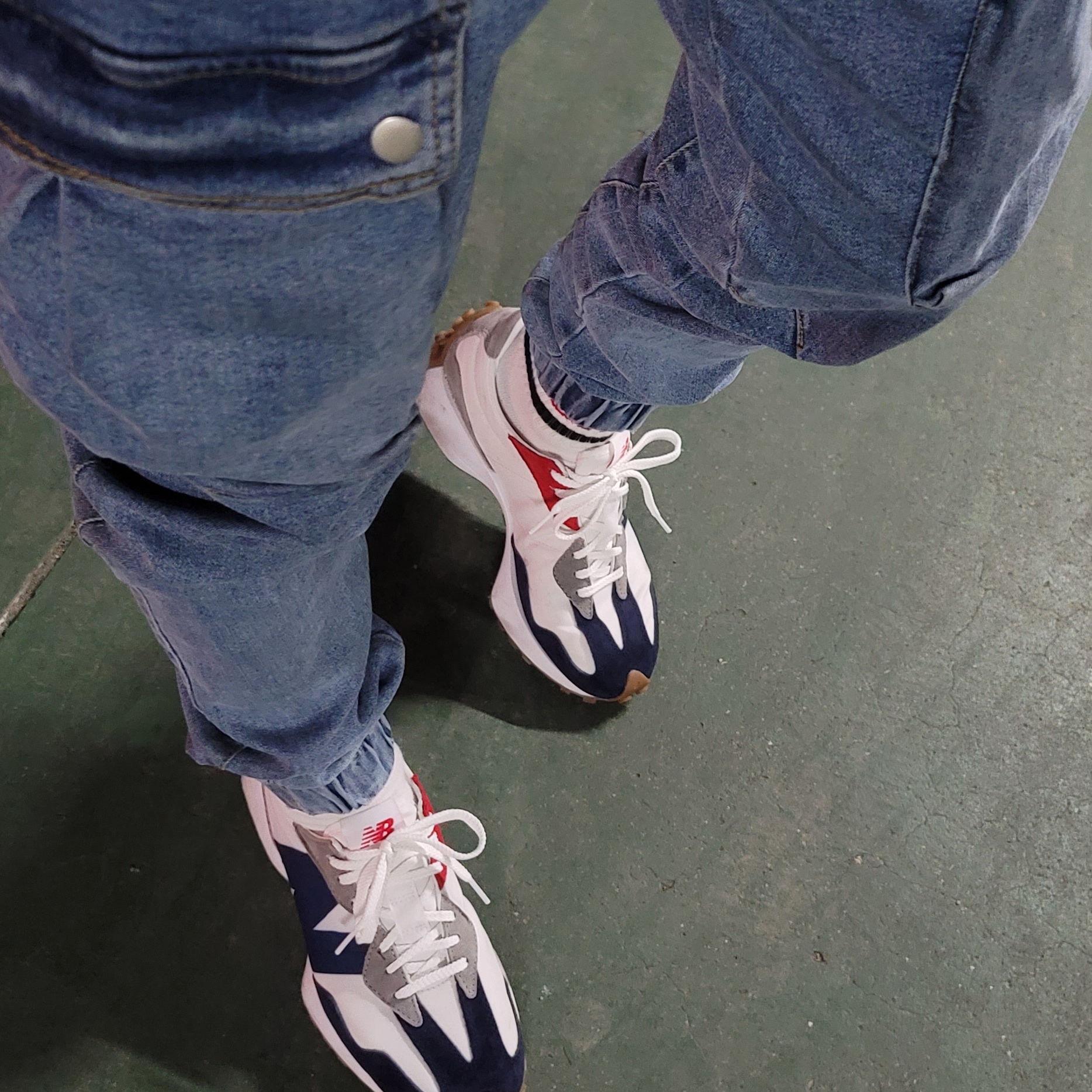 New Balance 327 Navy White Gum 착용 스타일 - 1