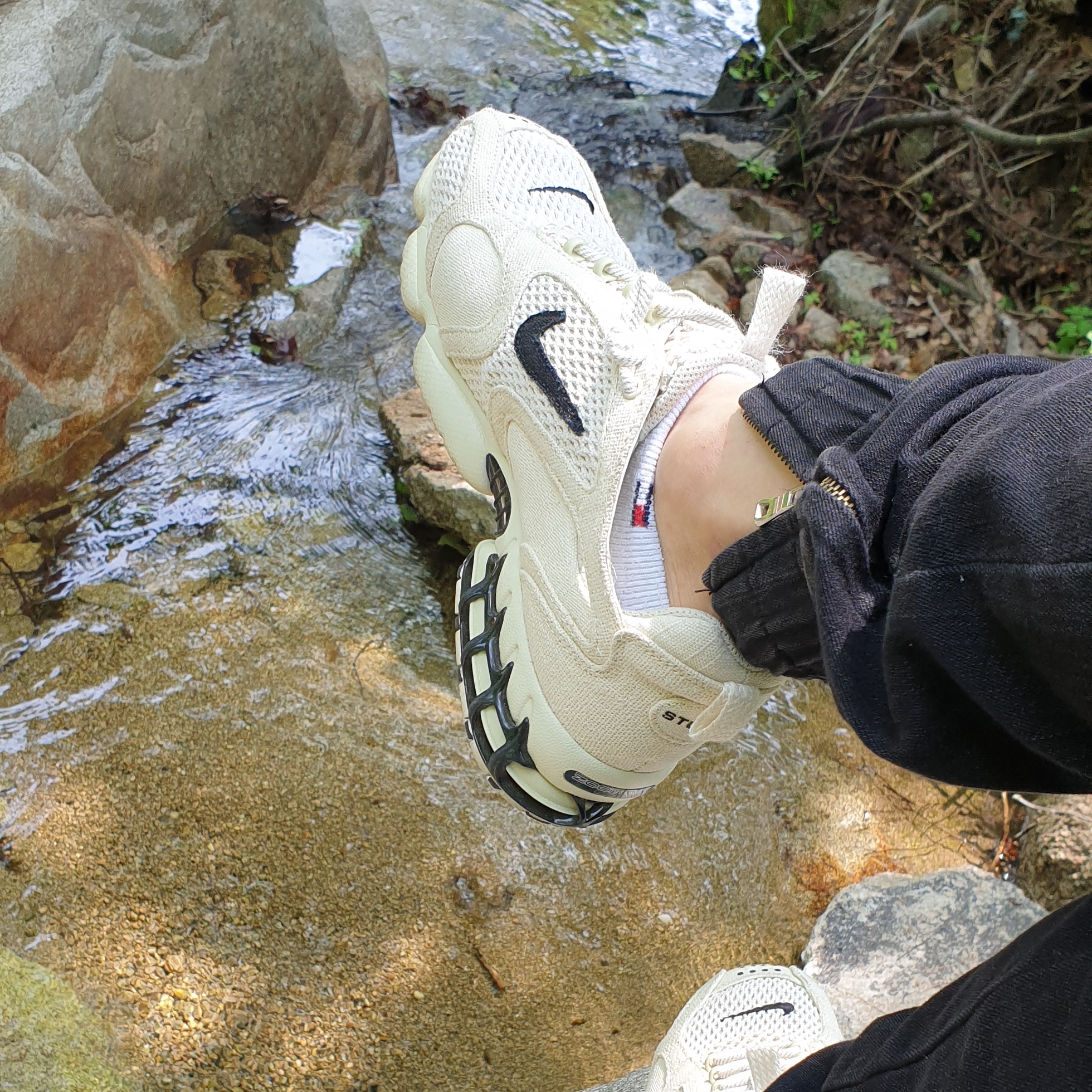 Nike x Stussy Air Zoom Spiridon Cage 2 Fossil 착용 스타일 - 2