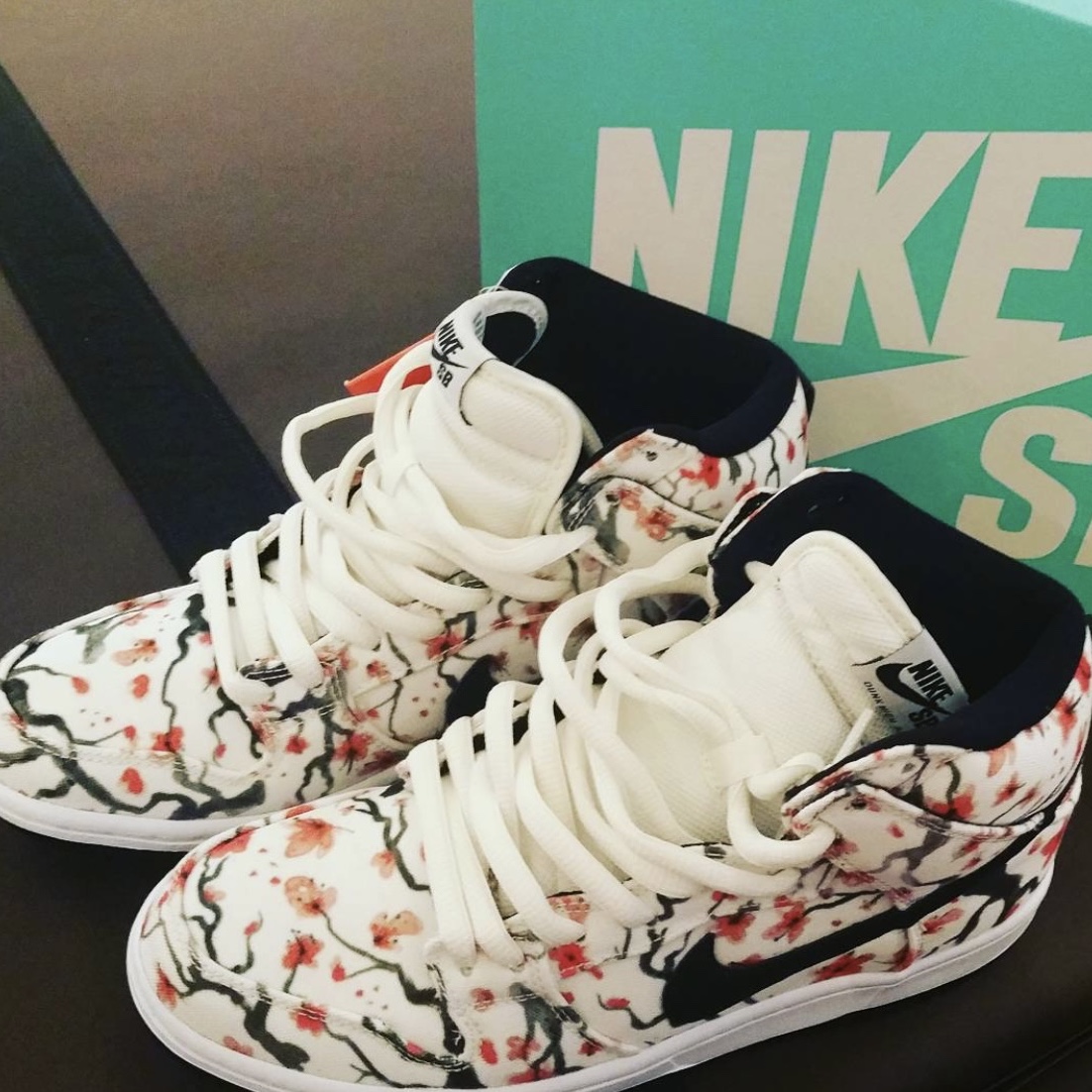 Nike SB Dunk High Cherry Blossom 착용 스타일