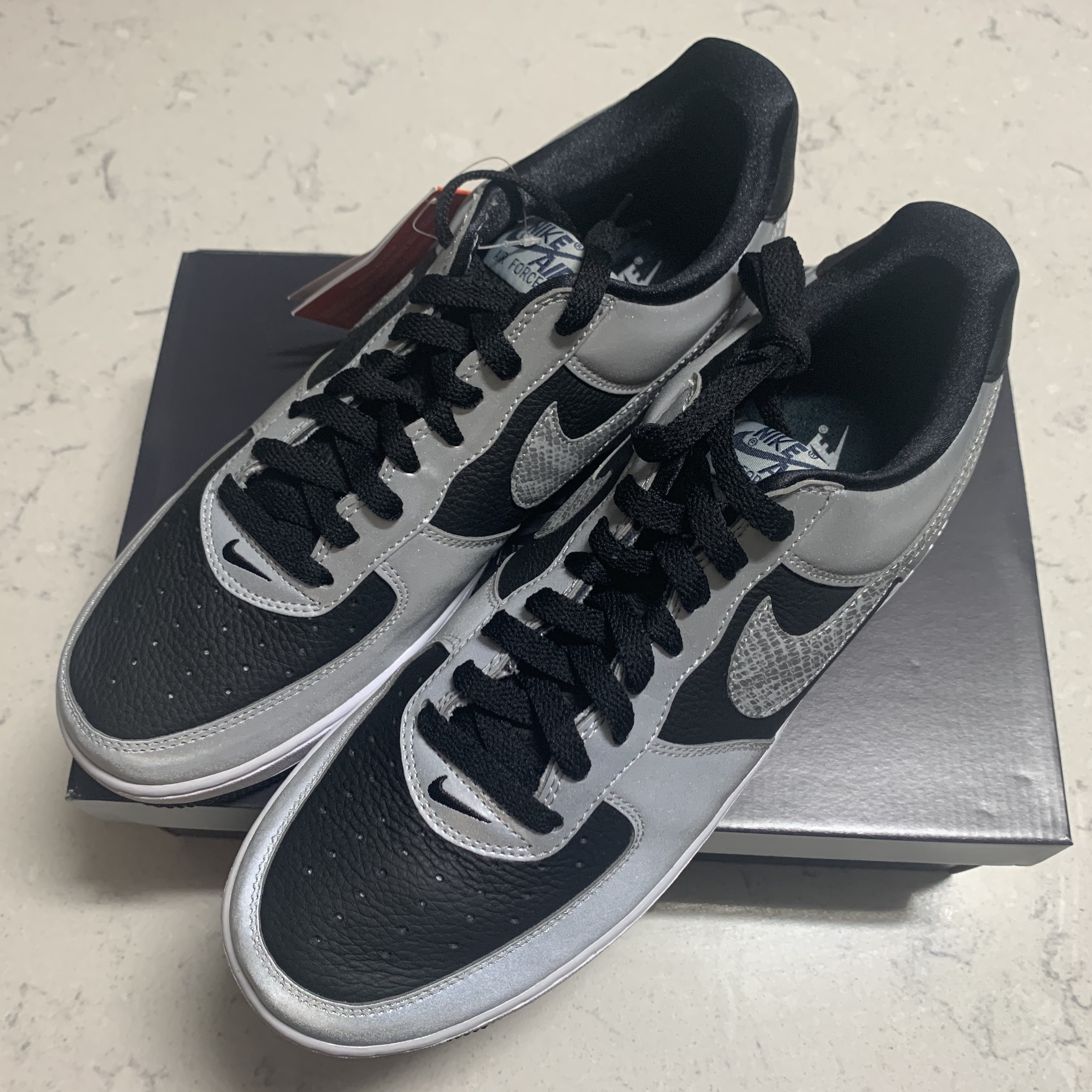 Nike Air Force 1 B Silver Snake 착용 스타일 - 3