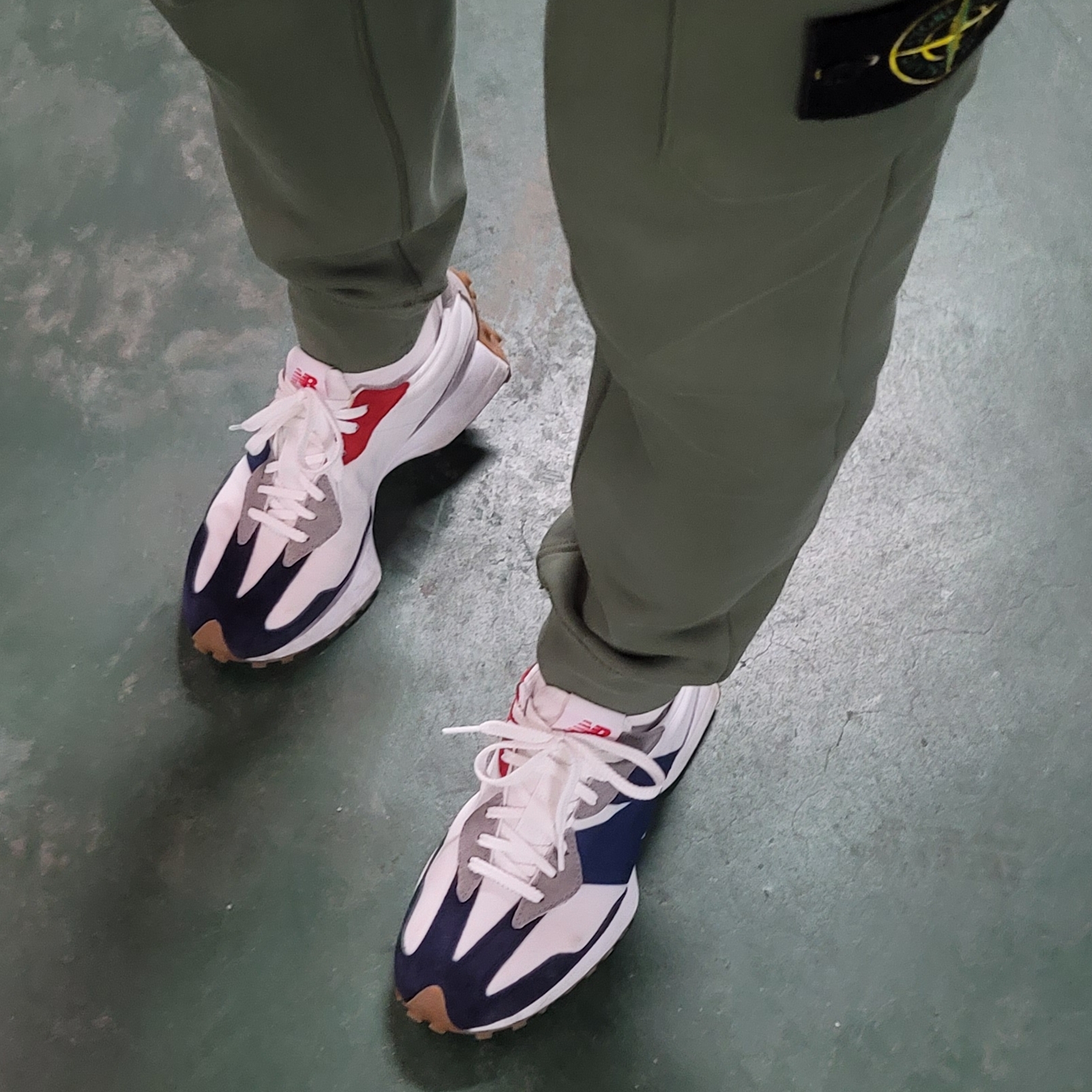 New Balance 327 Navy White Gum 착용 스타일 - 2