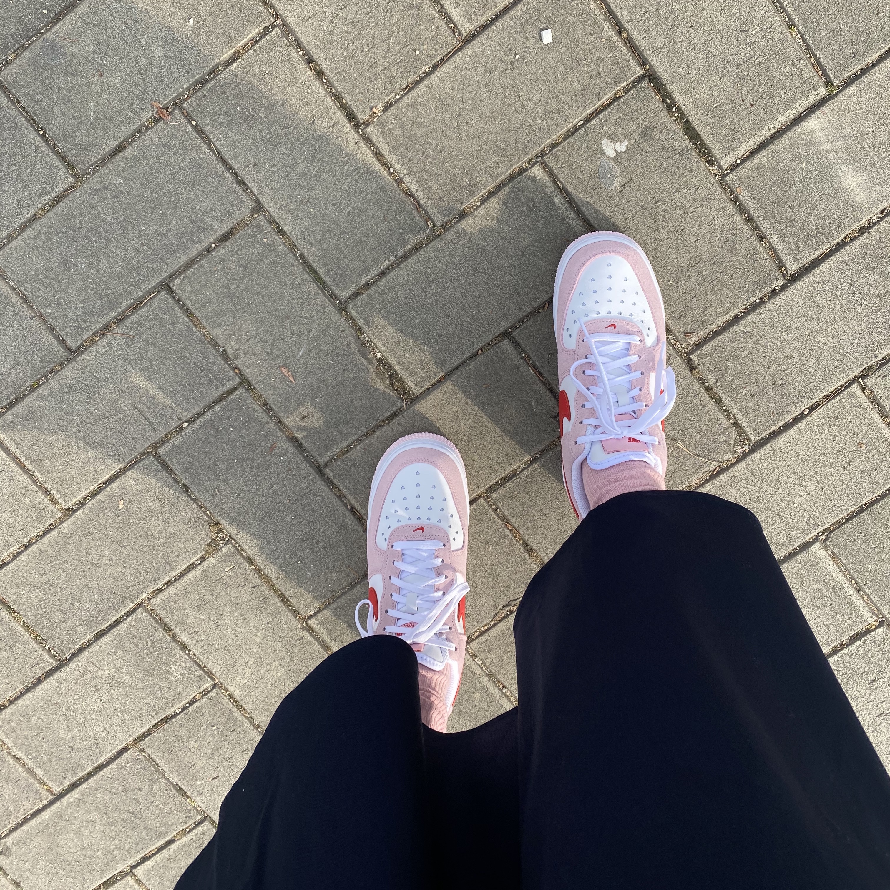 Nike Air Force 1 '07 QS Valentine's Day 착용 스타일 - 3