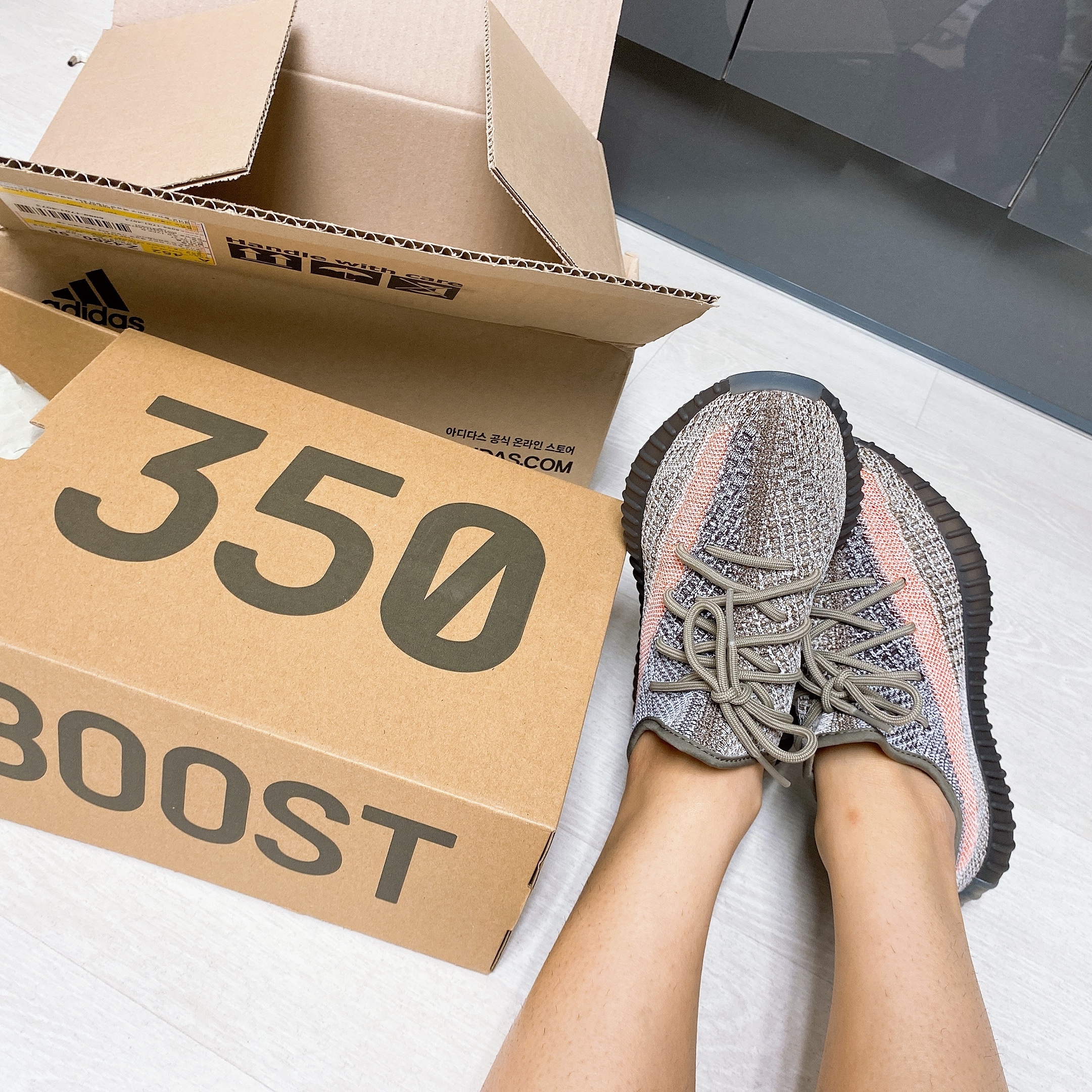Adidas Yeezy Boost 350 V2 Ash Stone 착용 스타일 - 1