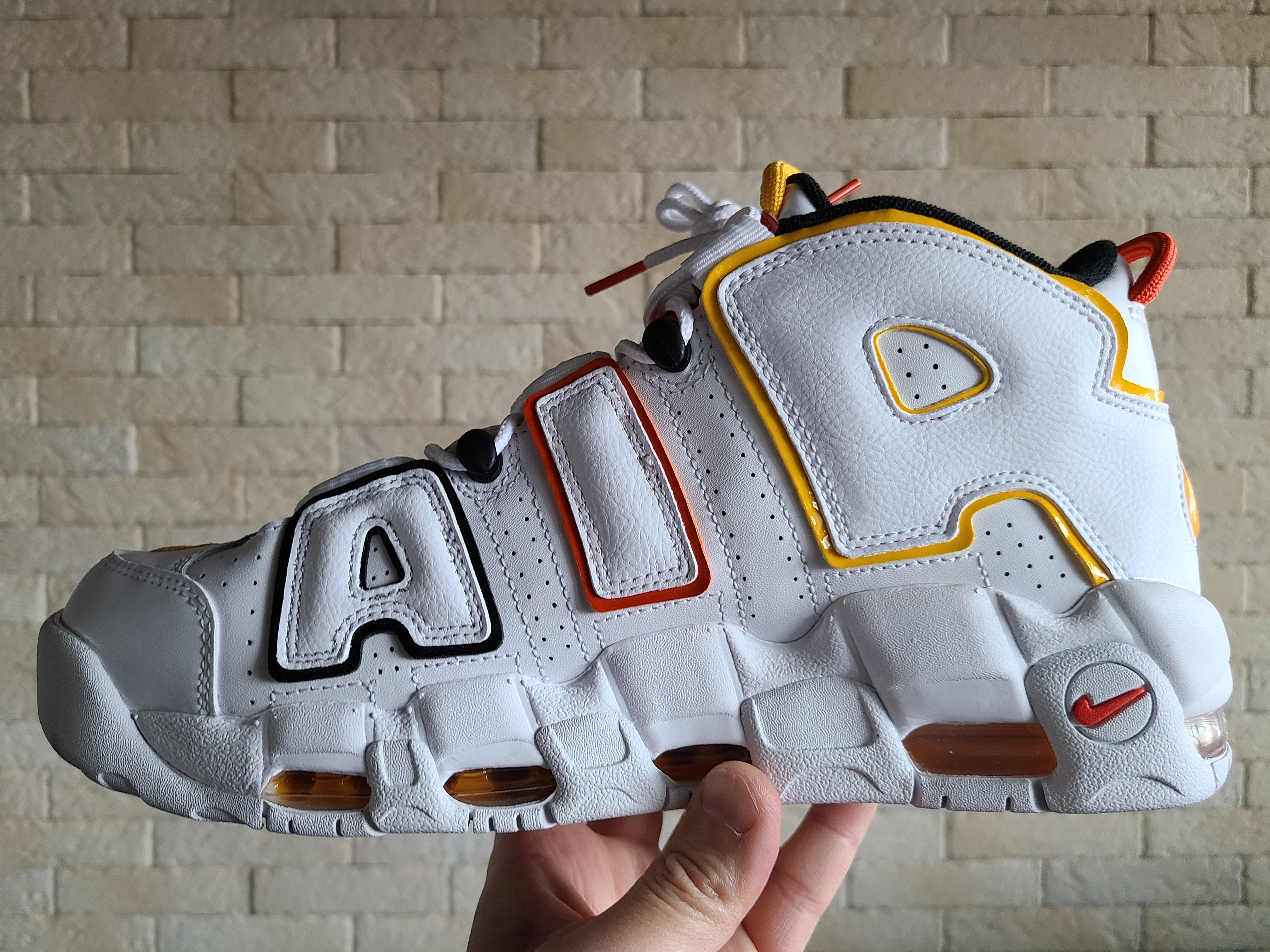 Nike Air More Uptempo Rayguns 착용 스타일 - 3