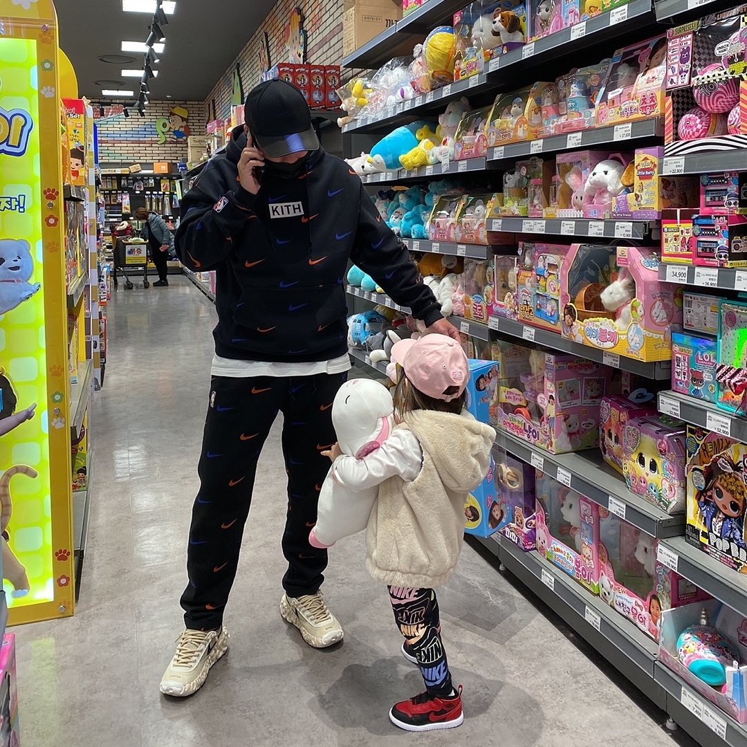 Nike x Undercover Overbreak SP Overcast, Nike x Kith New York Knicks AOP Hoodie Black 착용 스타일 - 1