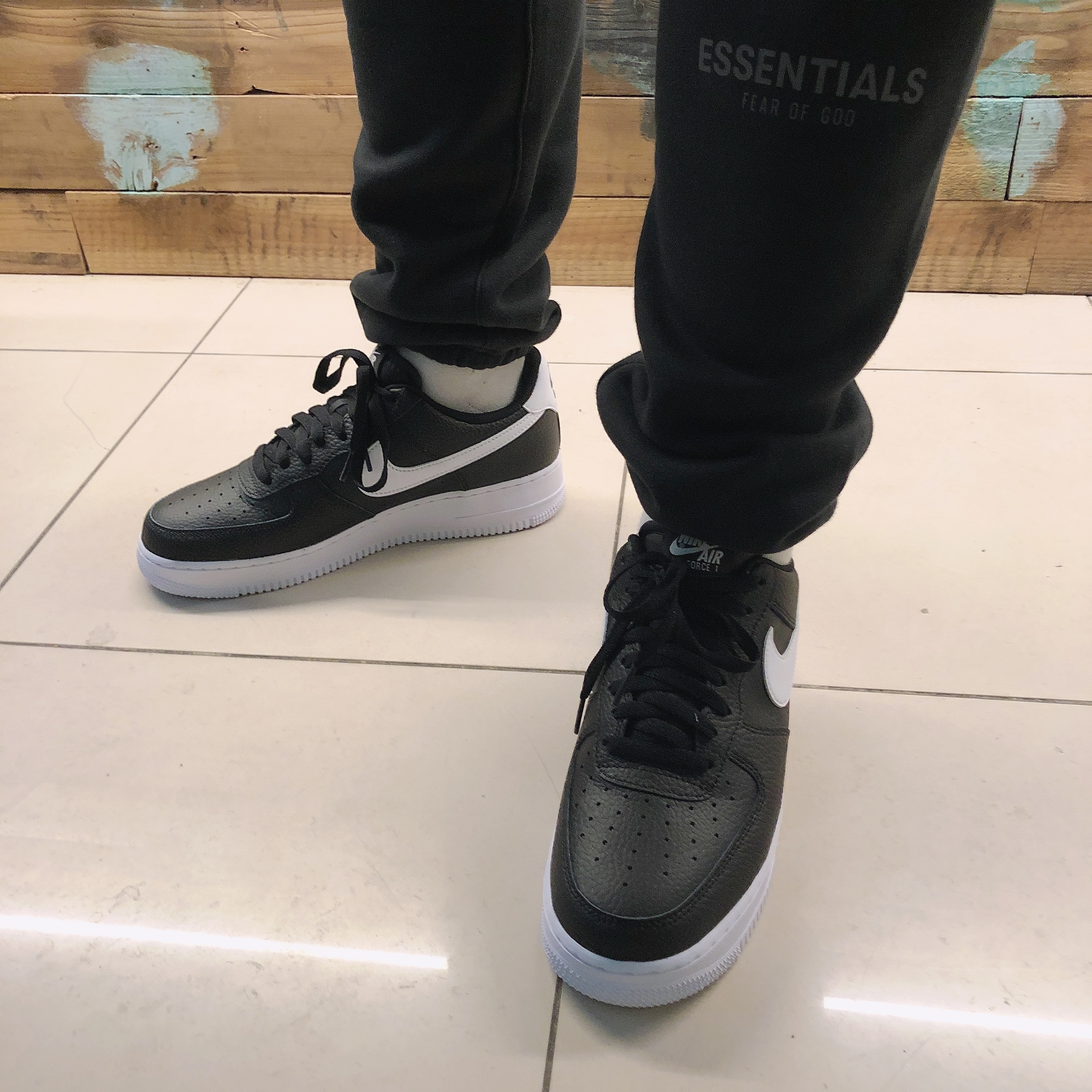 Nike Air Force 1 '07 Black White 착용 스타일 - 2