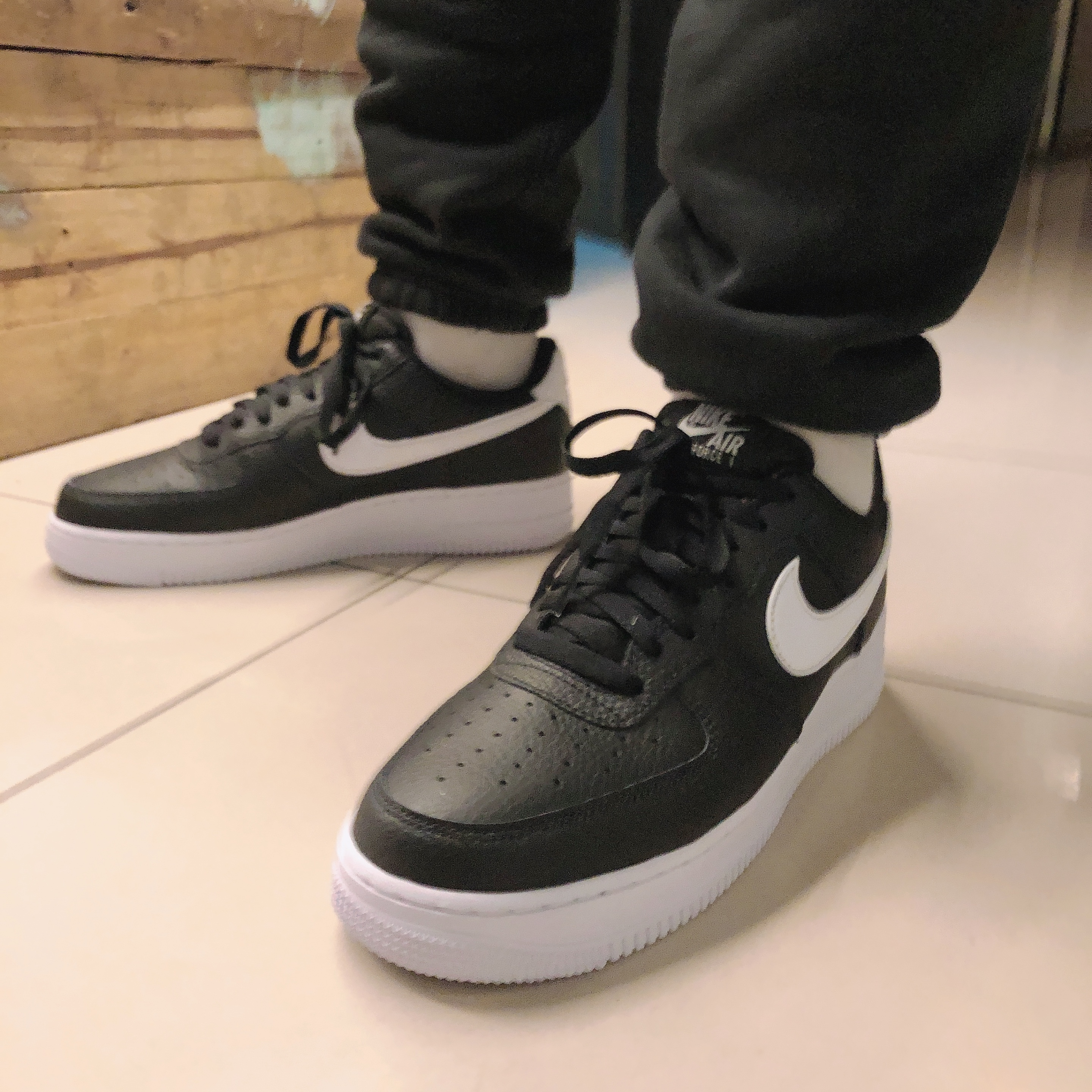 Nike Air Force 1 '07 Black White 착용 스타일 - 1