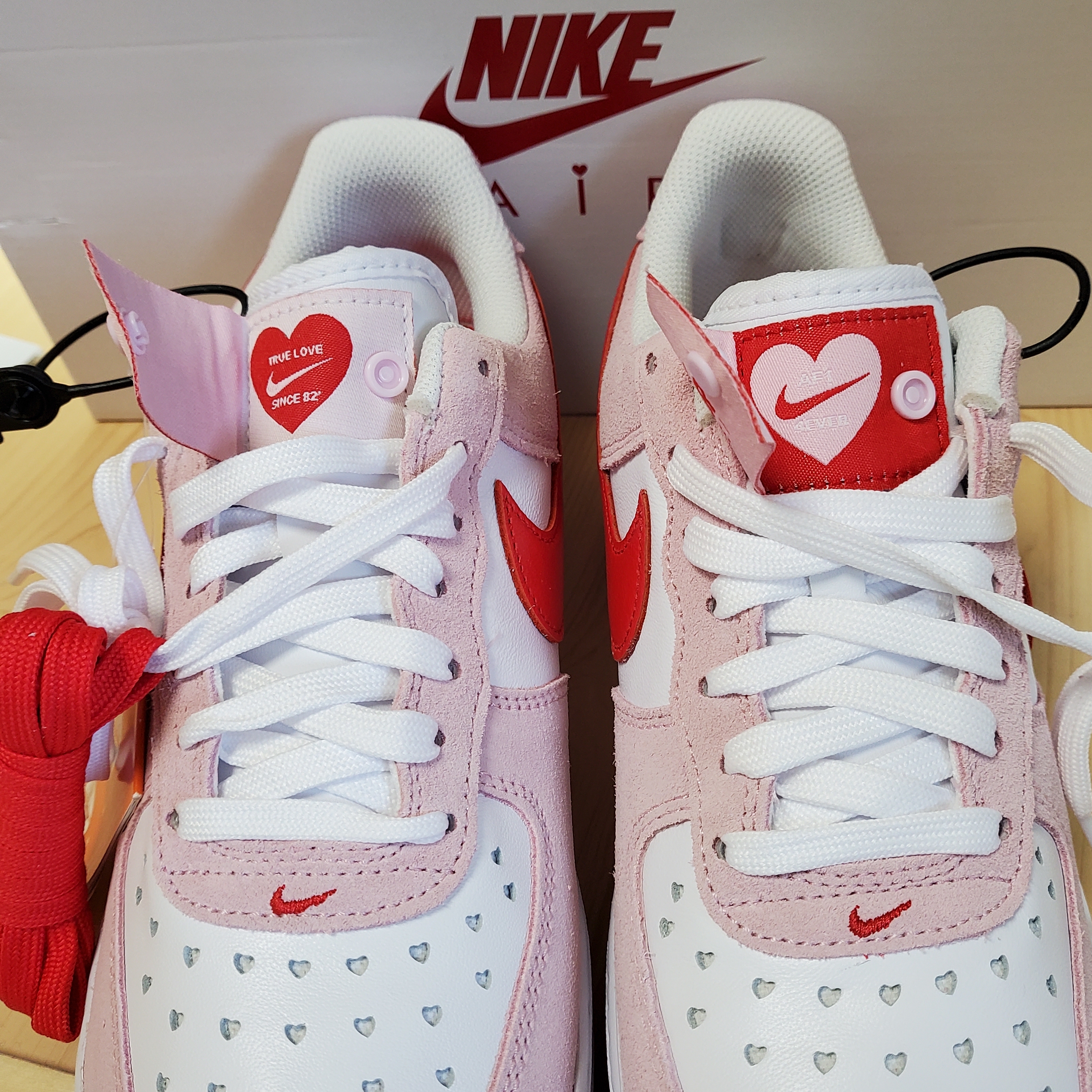Nike Air Force 1 '07 QS Valentine's Day 착용 스타일