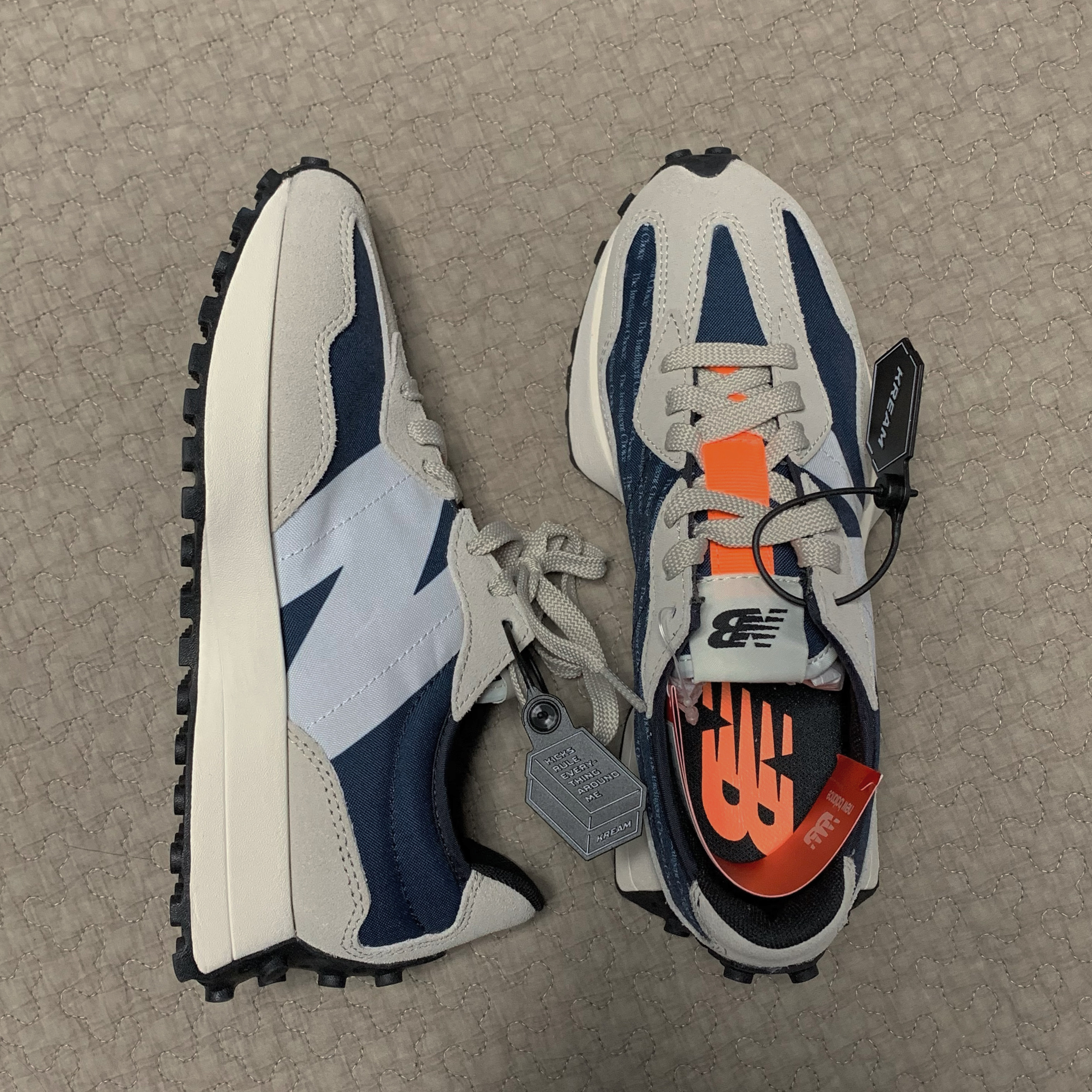New Balance 327 Outerspace Light Grey 착용 스타일