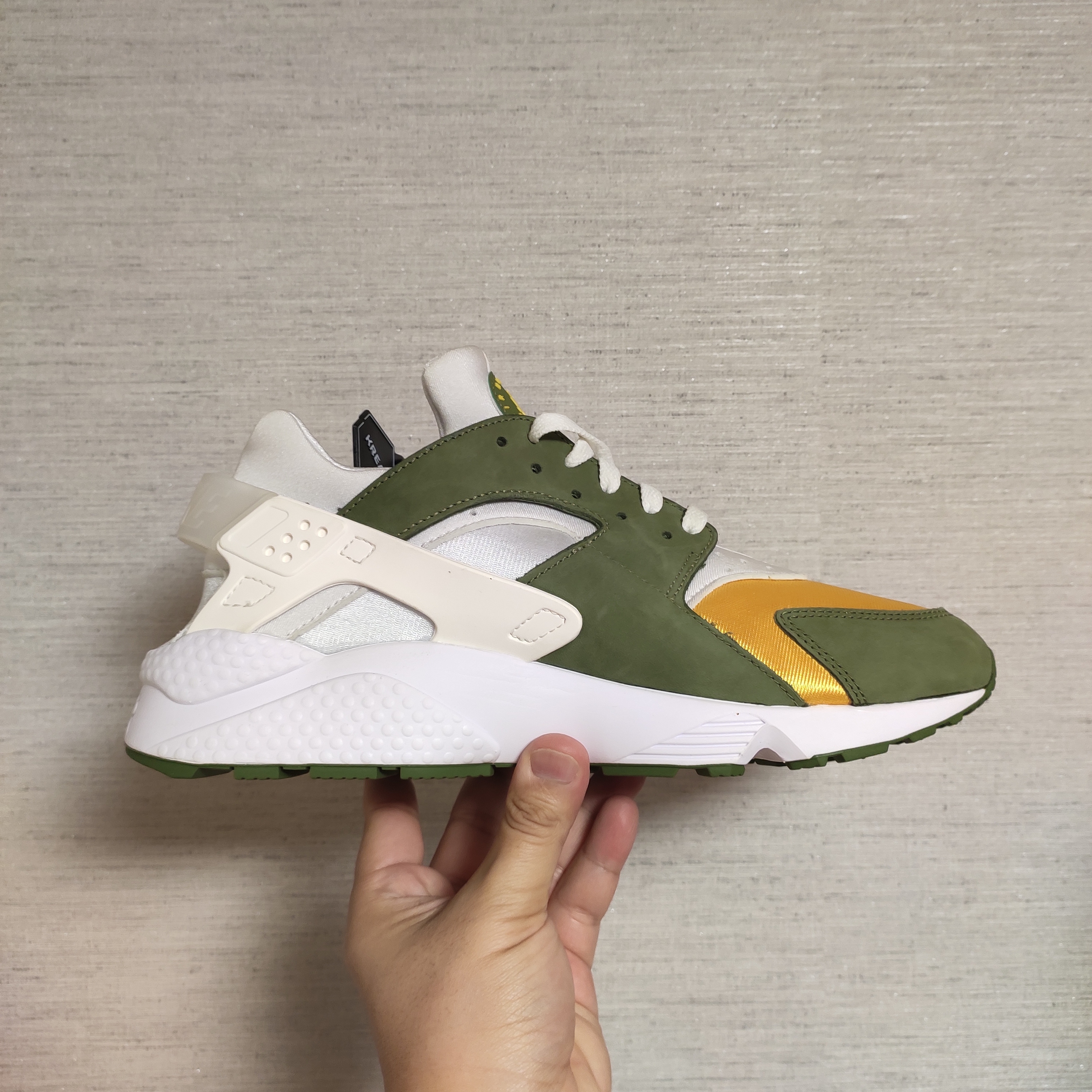 Nike x Stussy Air Huarache LE Dark Olive 착용 스타일 - 3