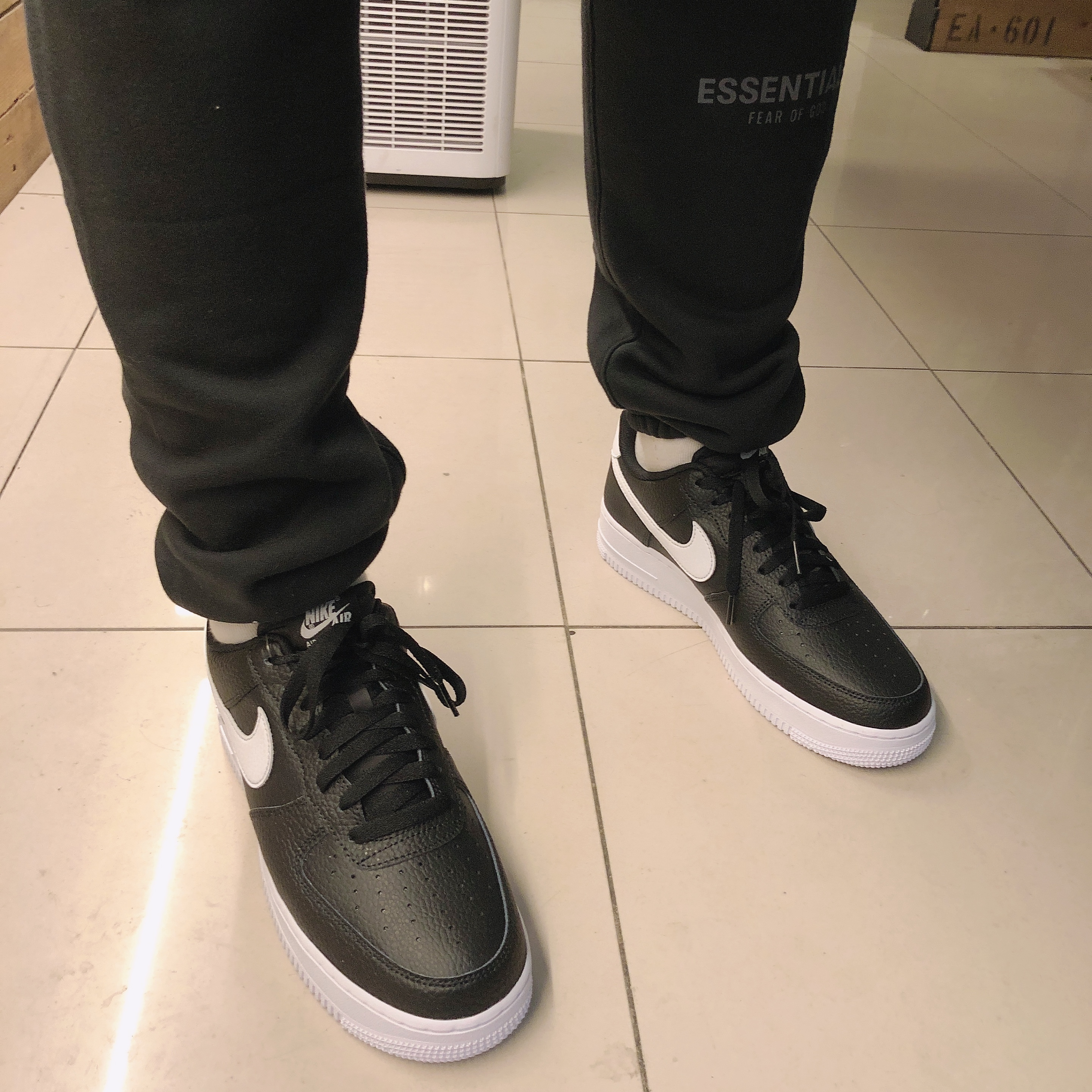 Nike Air Force 1 '07 Black White 착용 스타일 - 3