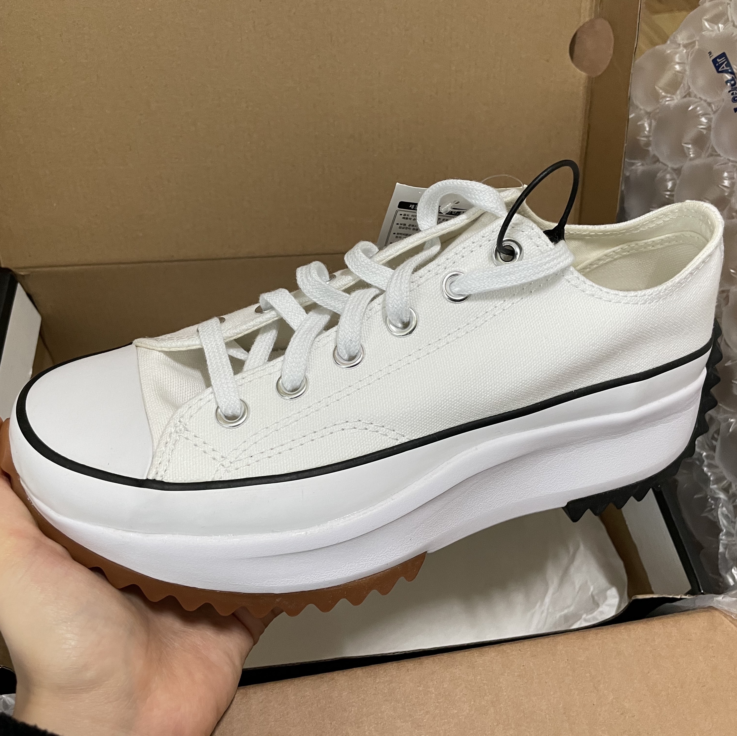 Converse Run Star Hike Low White 착용 스타일 - 1
