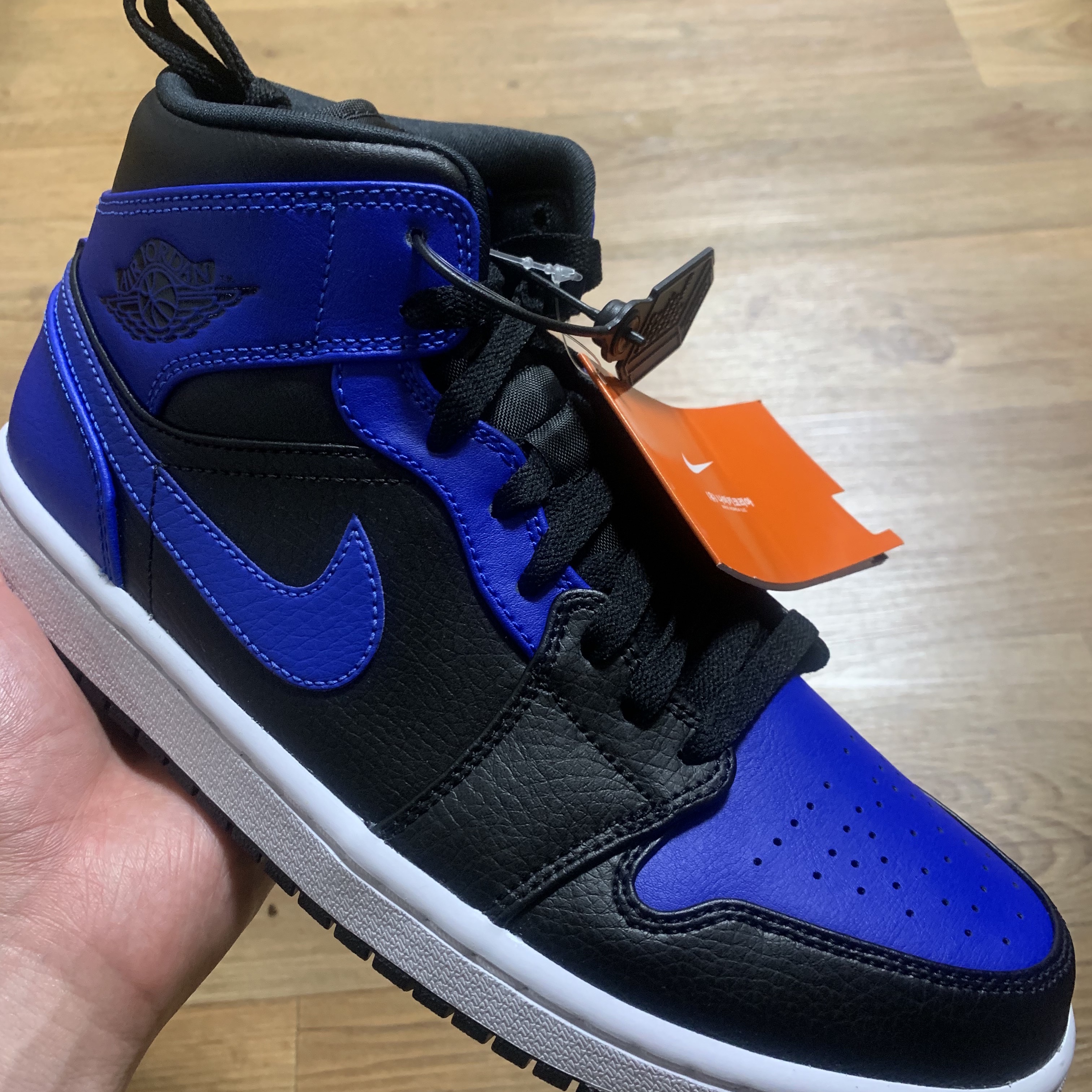 Jordan 1 Mid Black Hyper Royal 착용 스타일