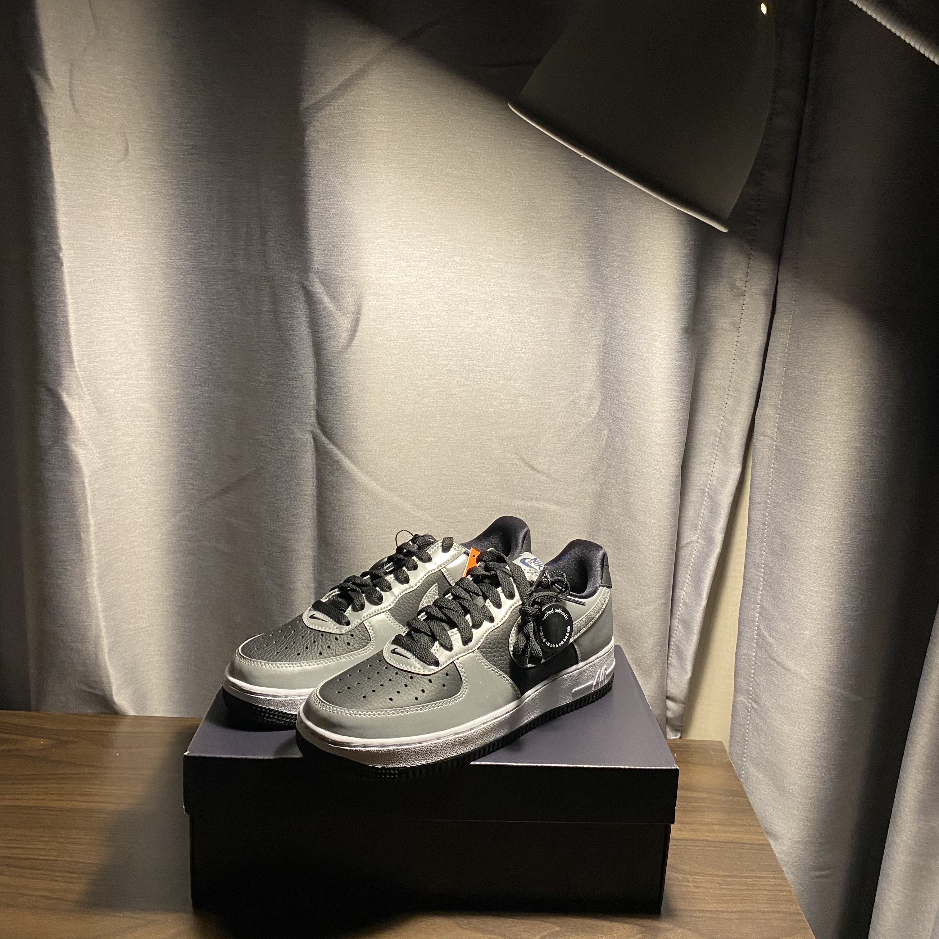 Nike Air Force 1 B Silver Snake 착용 스타일 - 3