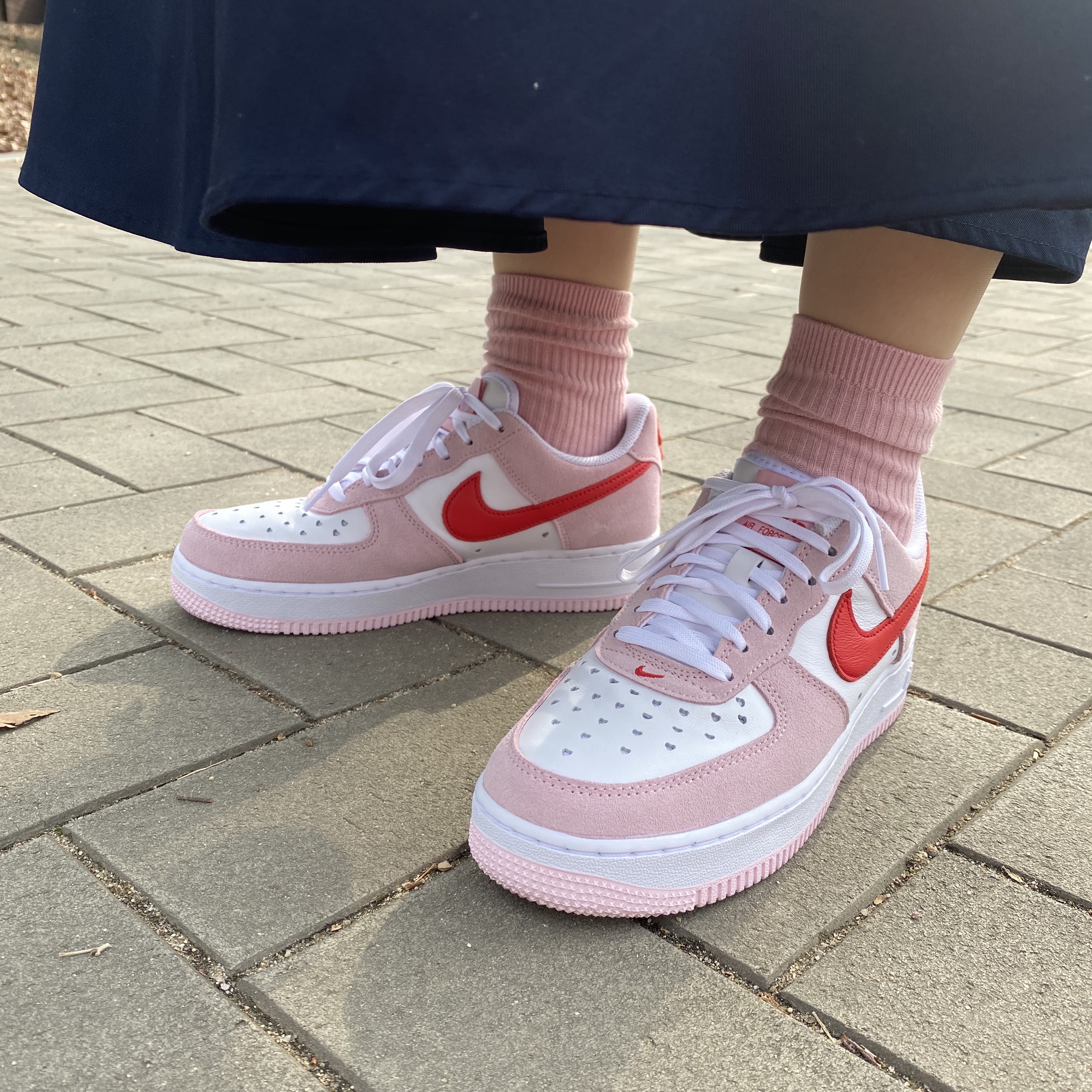 Nike Air Force 1 '07 QS Valentine's Day 착용 스타일 - 2