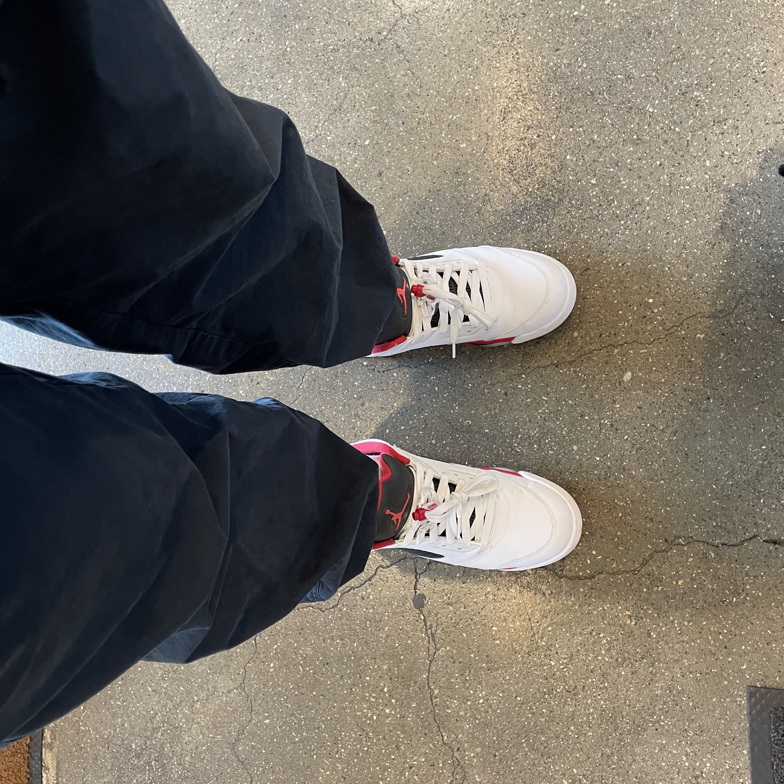 Jordan 5 Retro Low Fire Red 착용 스타일 - 3