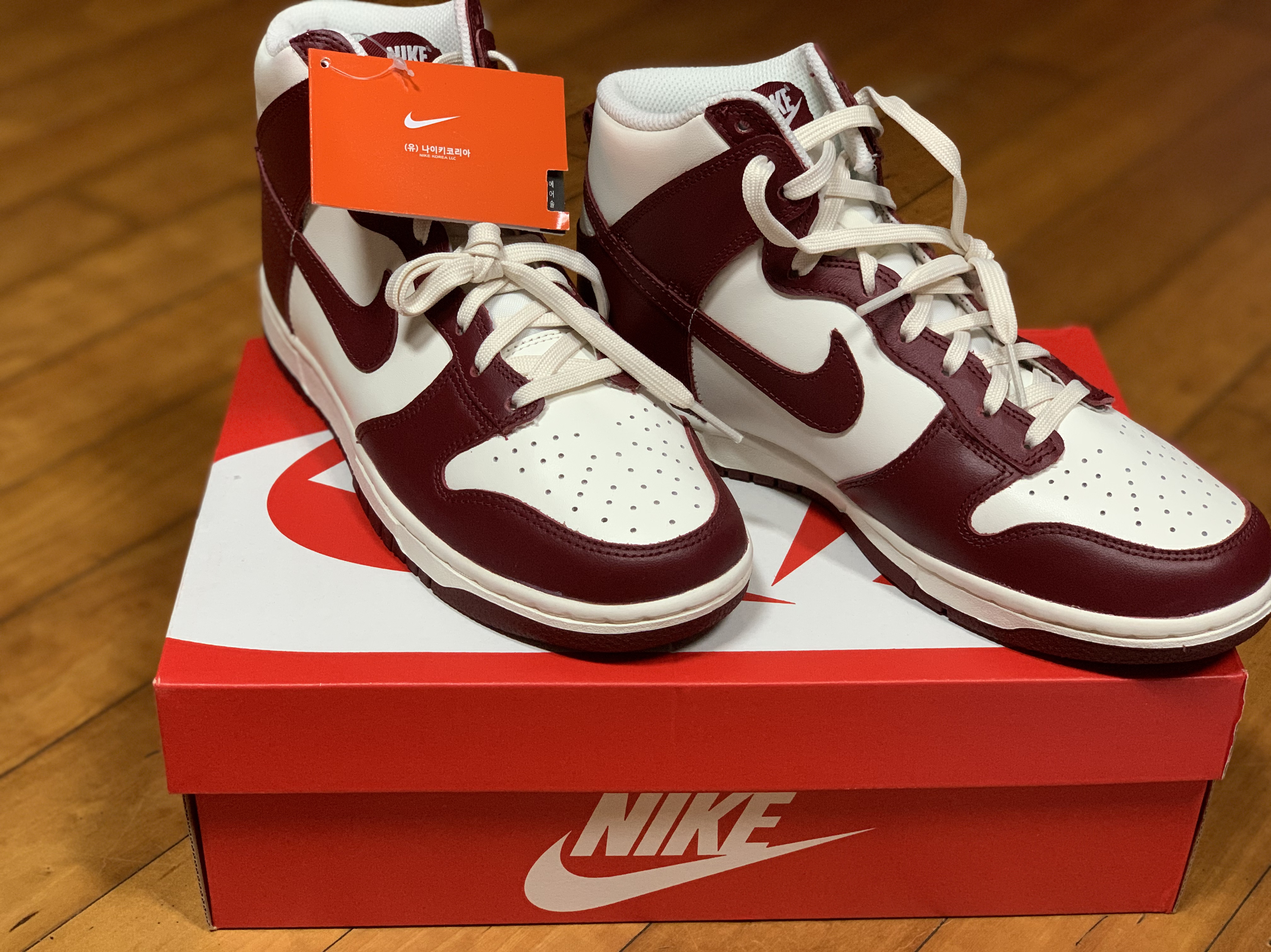 (W) Nike Dunk High Team Red 착용 스타일 - 1