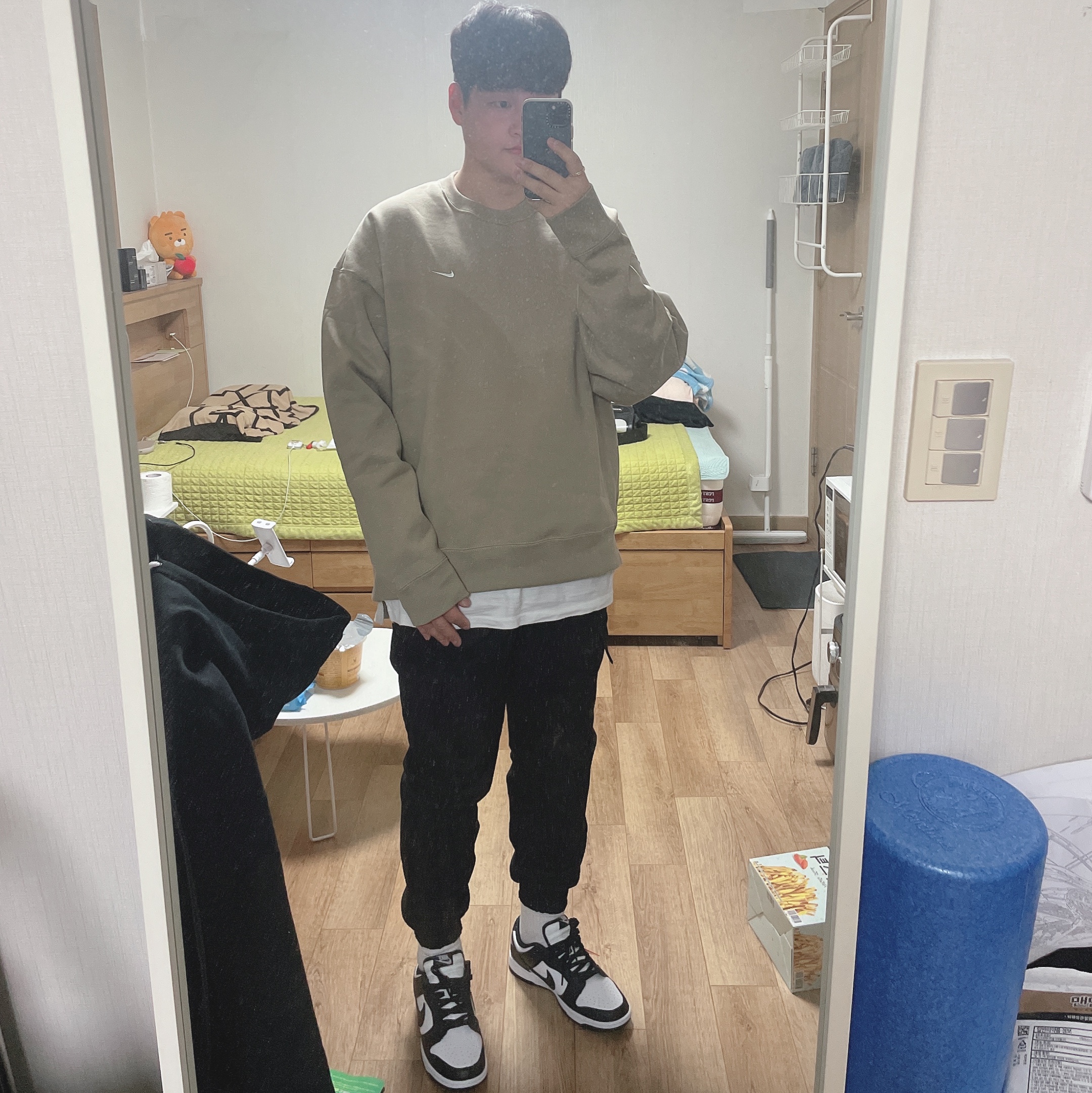 Nike Dunk Low Retro Black, Nike NRG Solo Swoosh Crew Fleece Khaki - US/EU 착용 스타일