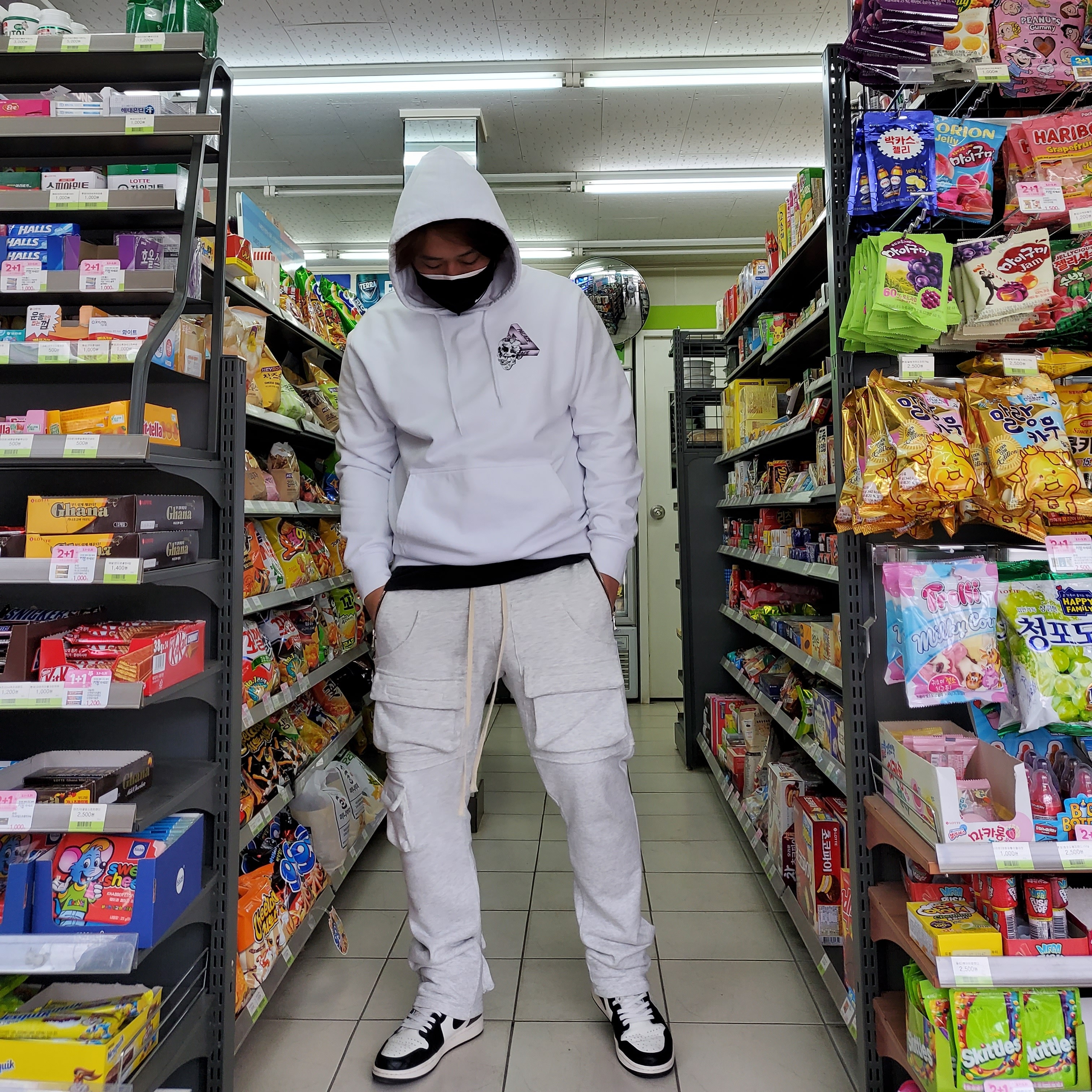Jordan 1 Retro High OG Black Mocha, Palace Tri-Crusher Hood White - 20FW 착용 스타일 - 2