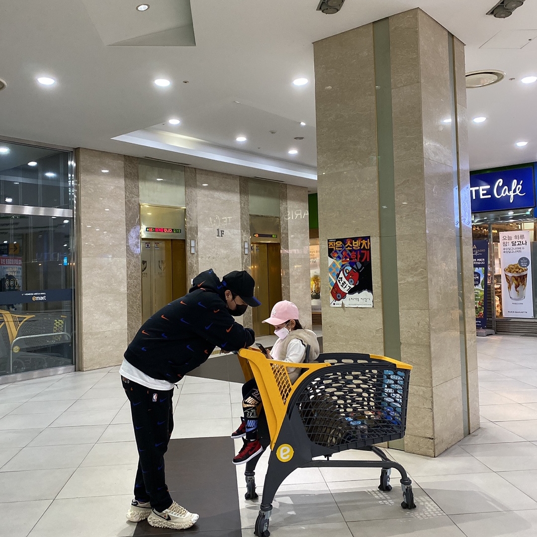 Nike x Undercover Overbreak SP Overcast, Nike x Kith New York Knicks AOP Hoodie Black 착용 스타일 - 2