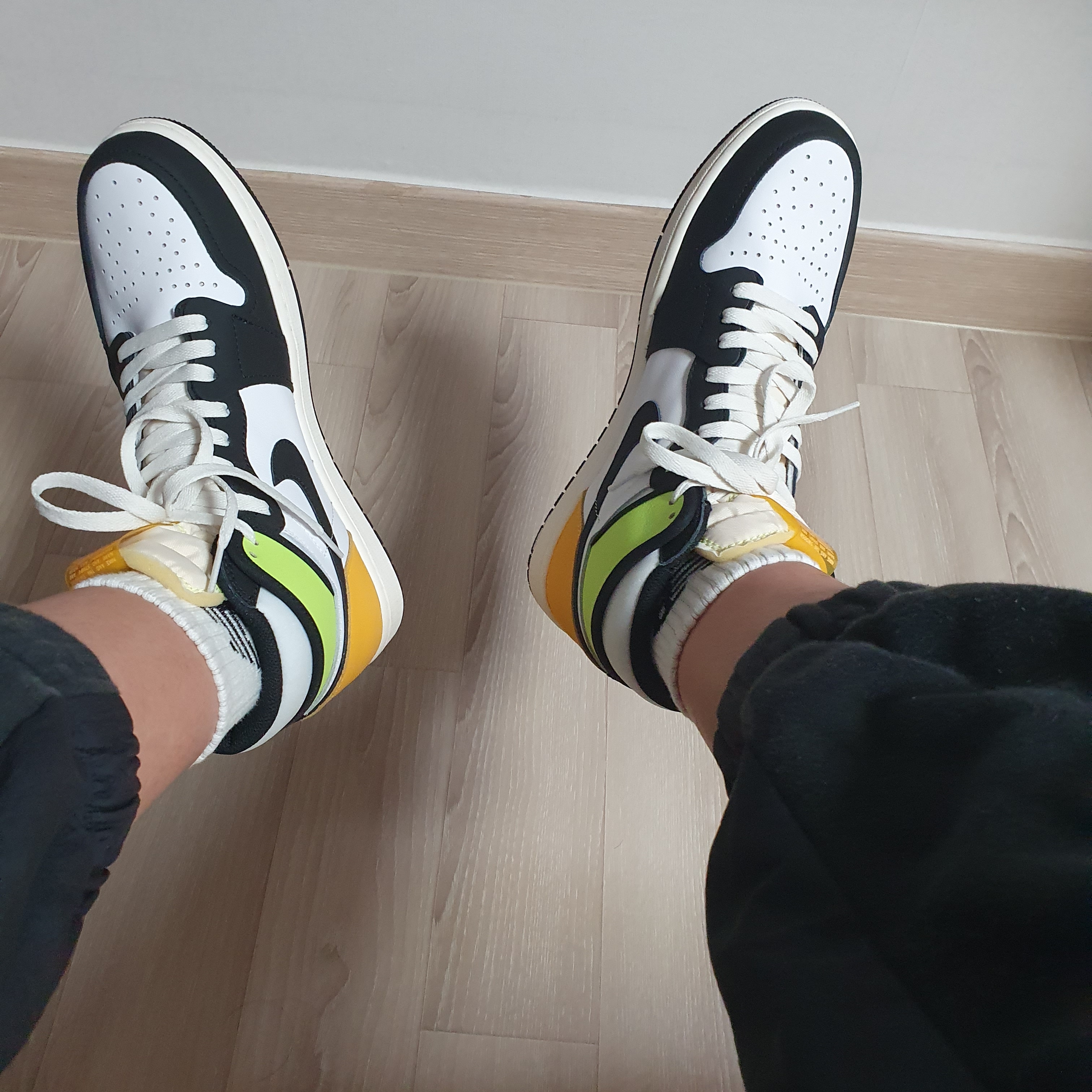 Jordan 1 Retro High OG Volt Gold 착용 스타일