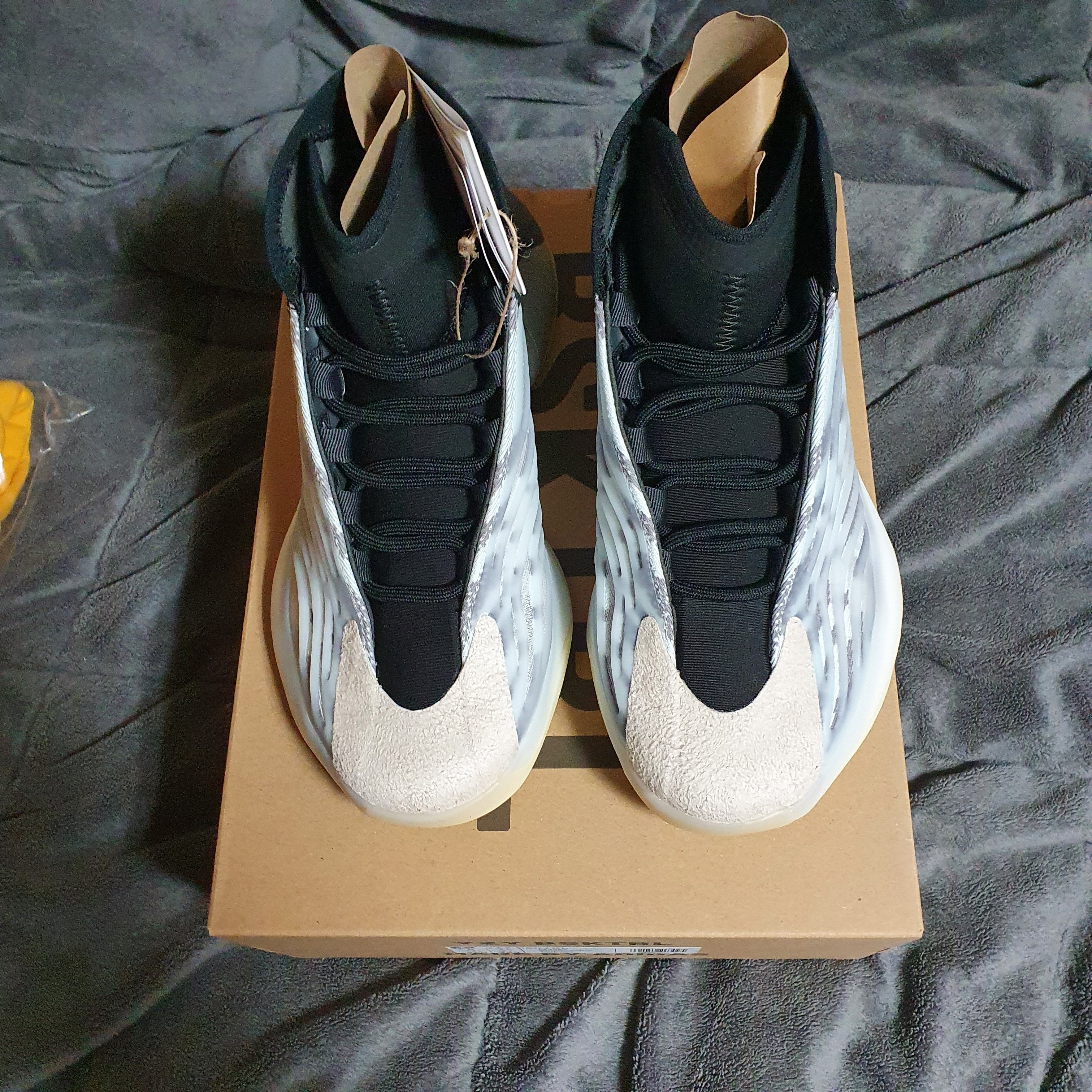 Adidas Yeezy QNTM BSKTBL 착용 스타일